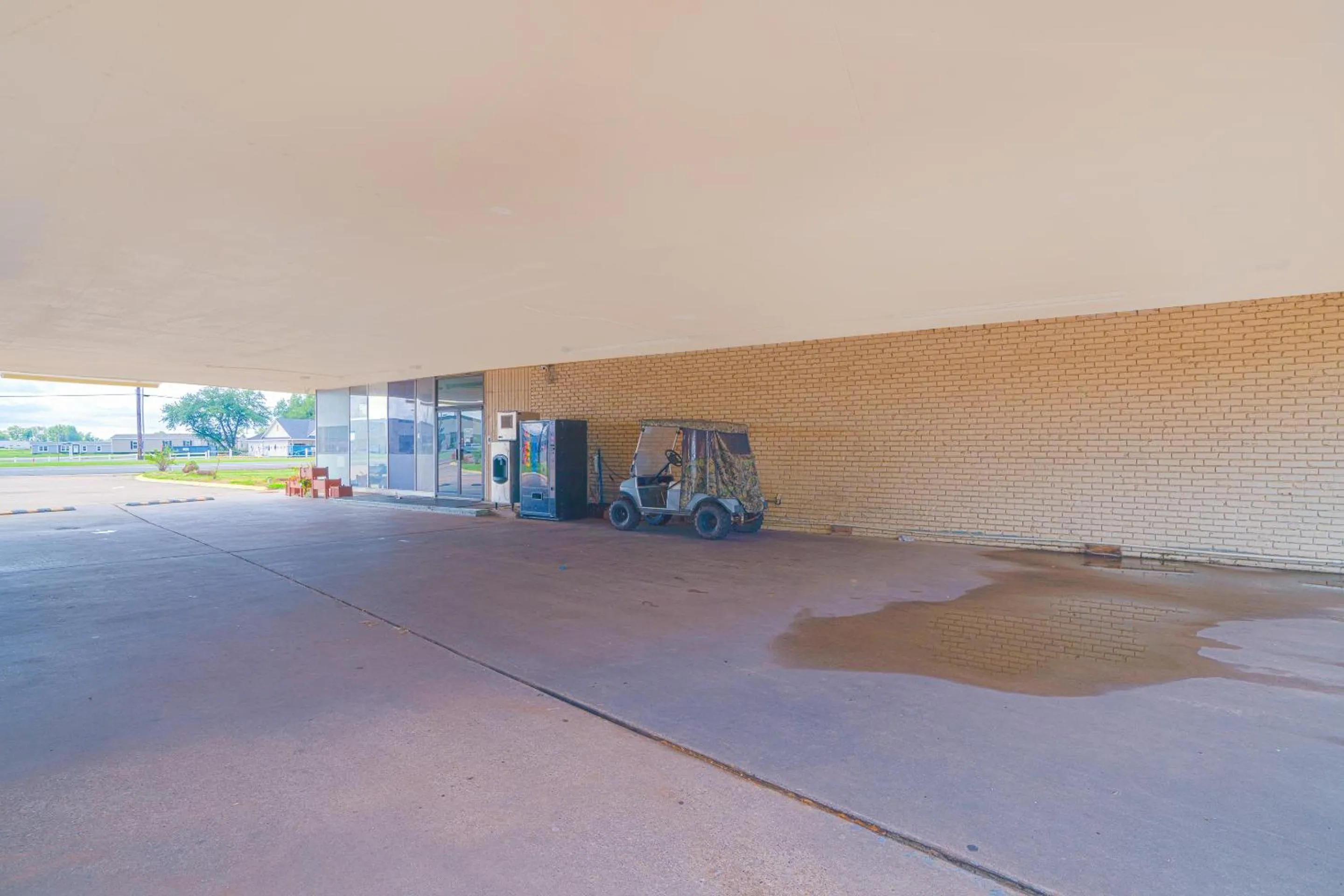 Facade/entrance in Town & Country Motel Bossier City by OYO