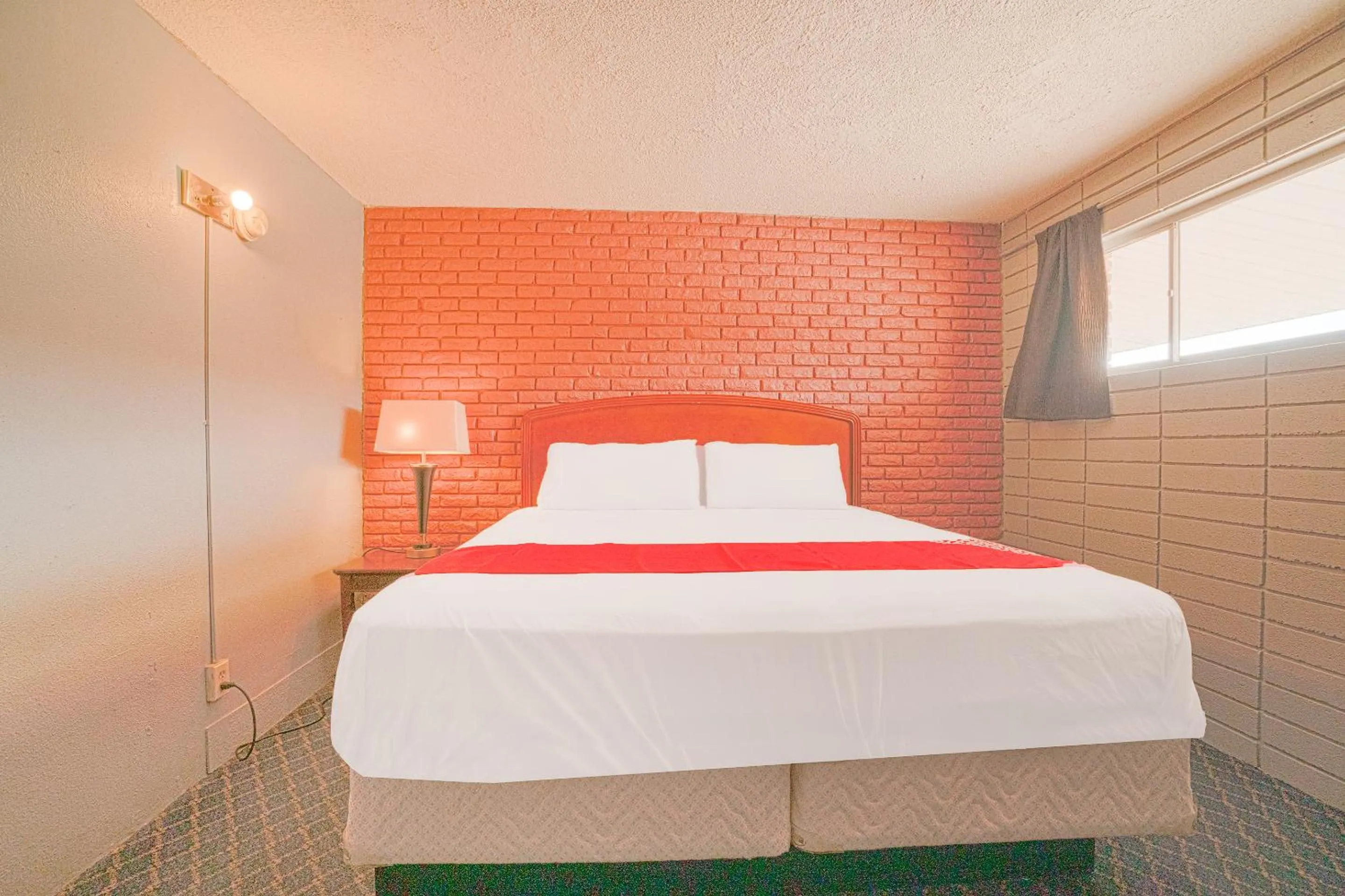 Bedroom in Town & Country Motel Bossier City by OYO