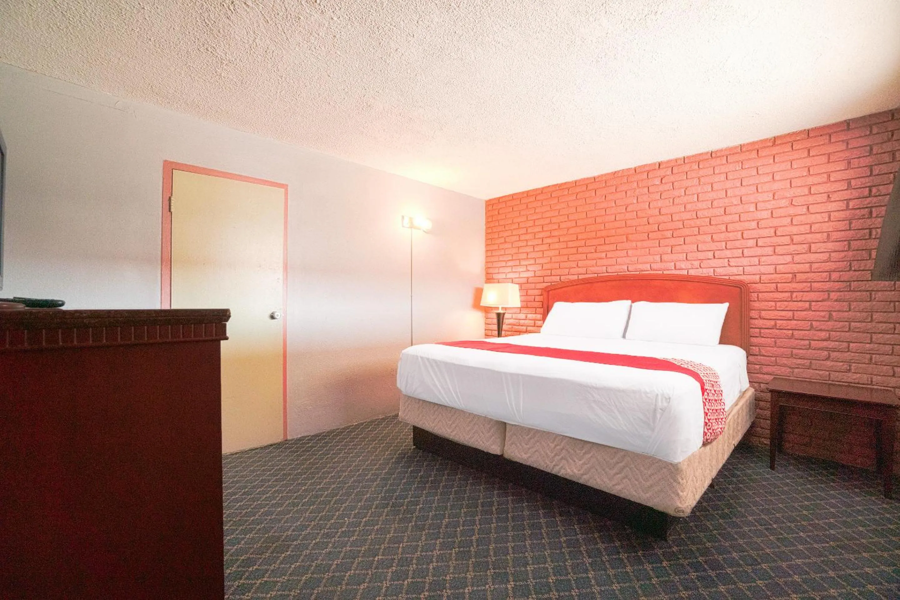 Bedroom in Town & Country Motel Bossier City by OYO