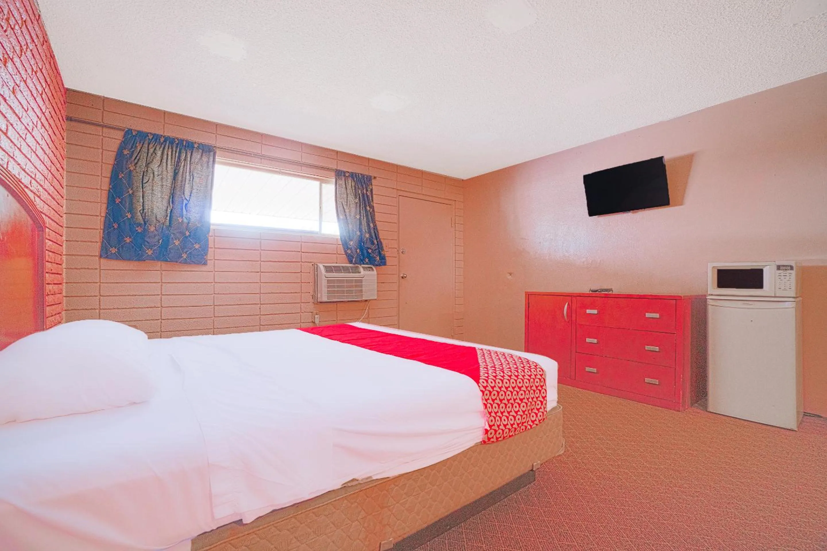 Bedroom in Town & Country Motel Bossier City by OYO