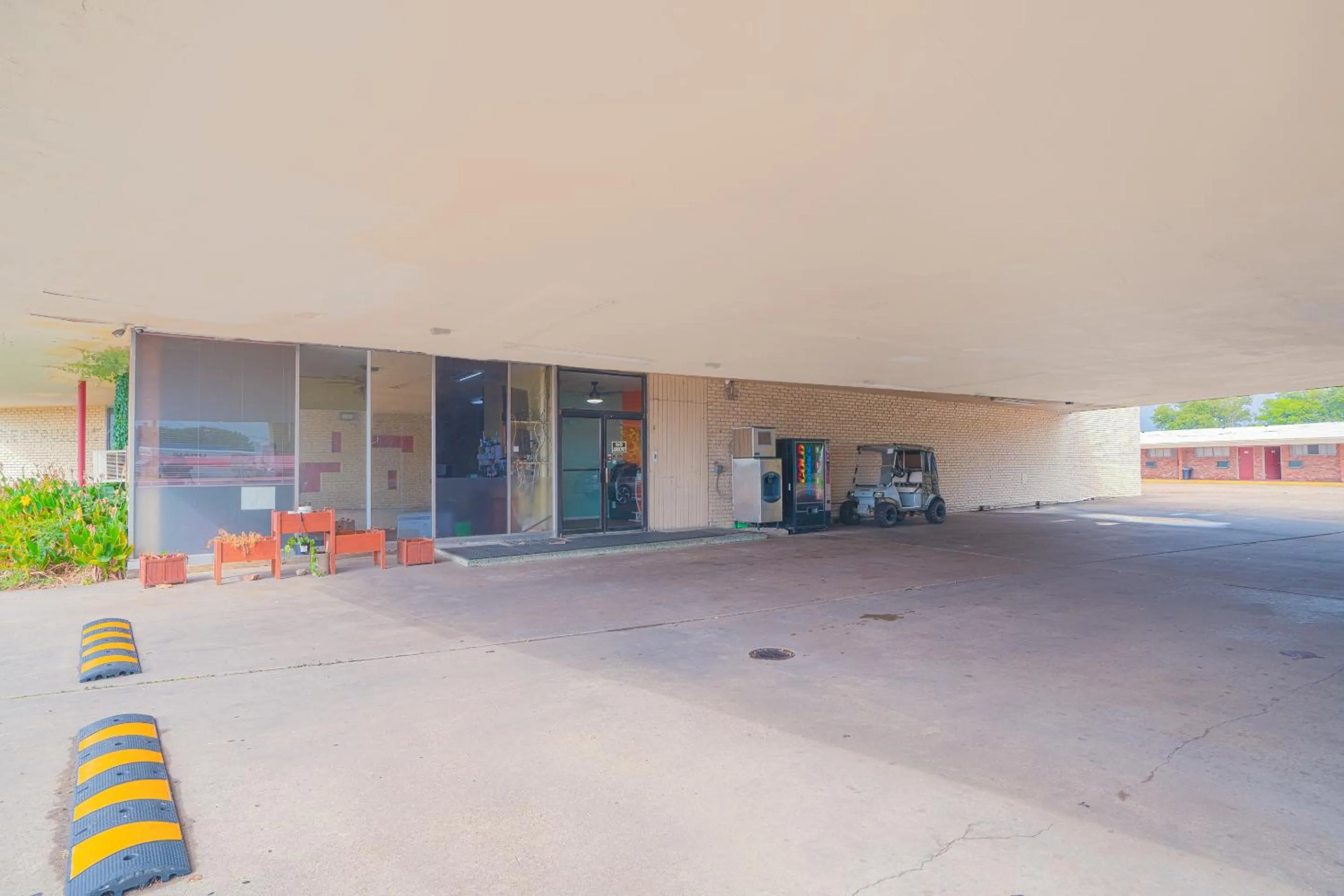 Facade/entrance in Town & Country Motel Bossier City by OYO