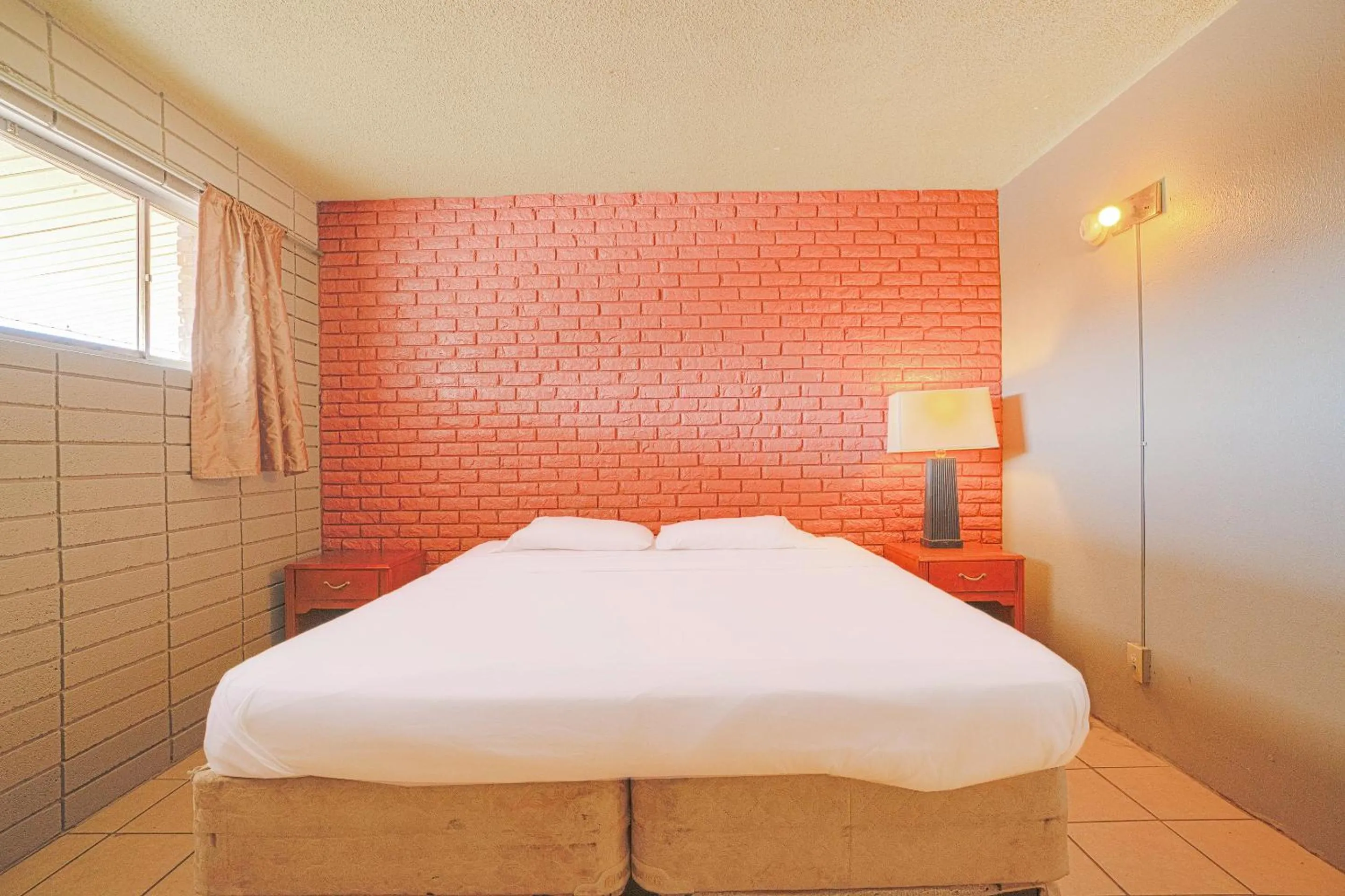 Bedroom in Town & Country Motel Bossier City by OYO