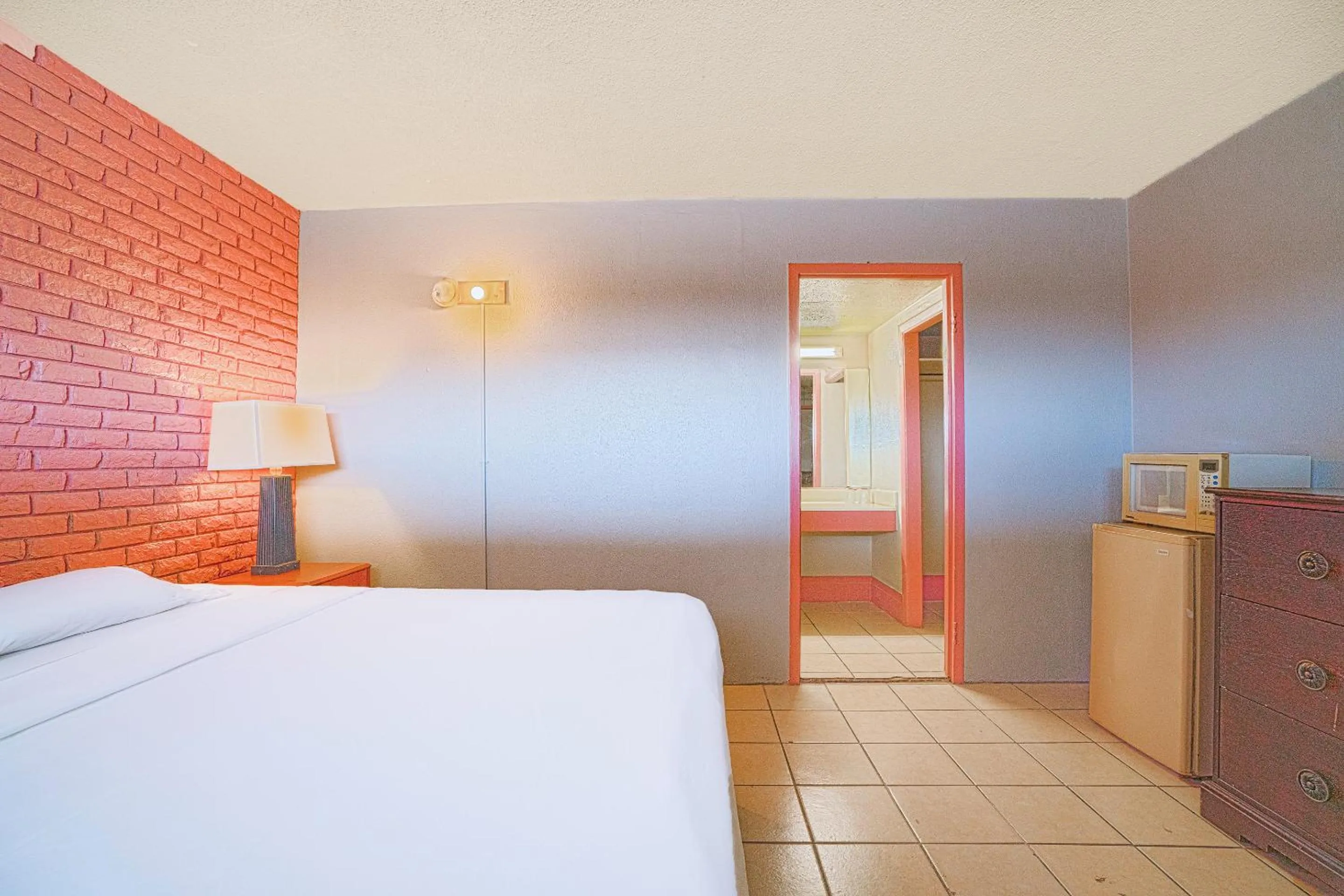 Bedroom in Town & Country Motel Bossier City by OYO