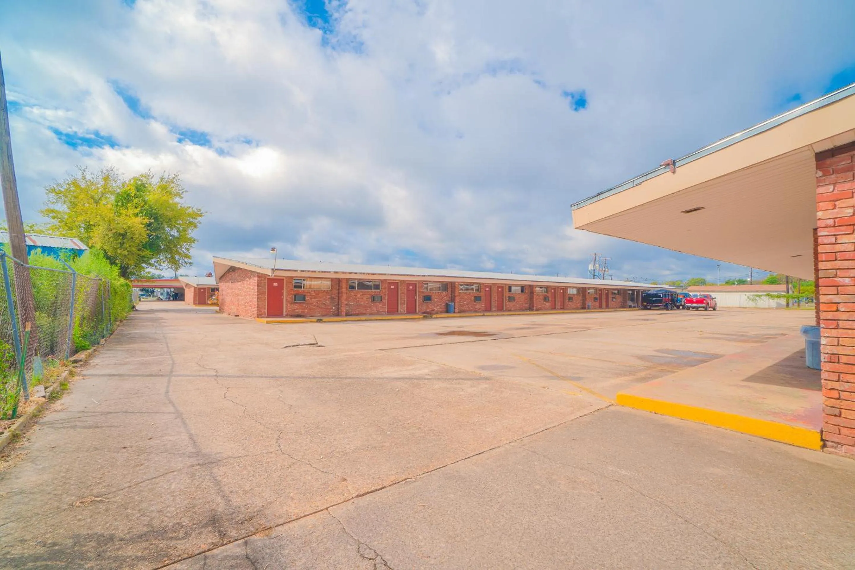 Facade/entrance in Town & Country Motel Bossier City by OYO