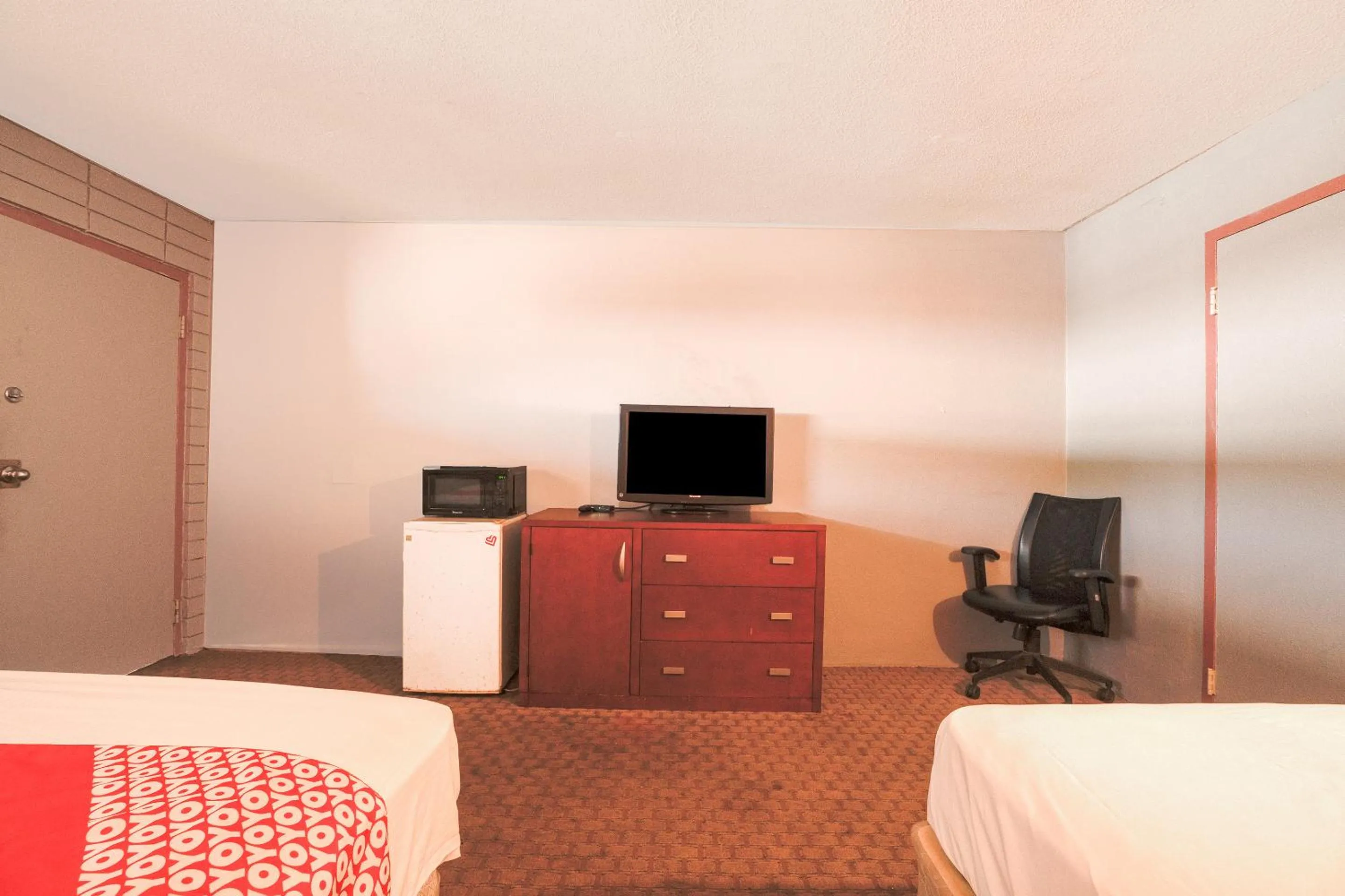 TV and multimedia in Town & Country Motel Bossier City by OYO