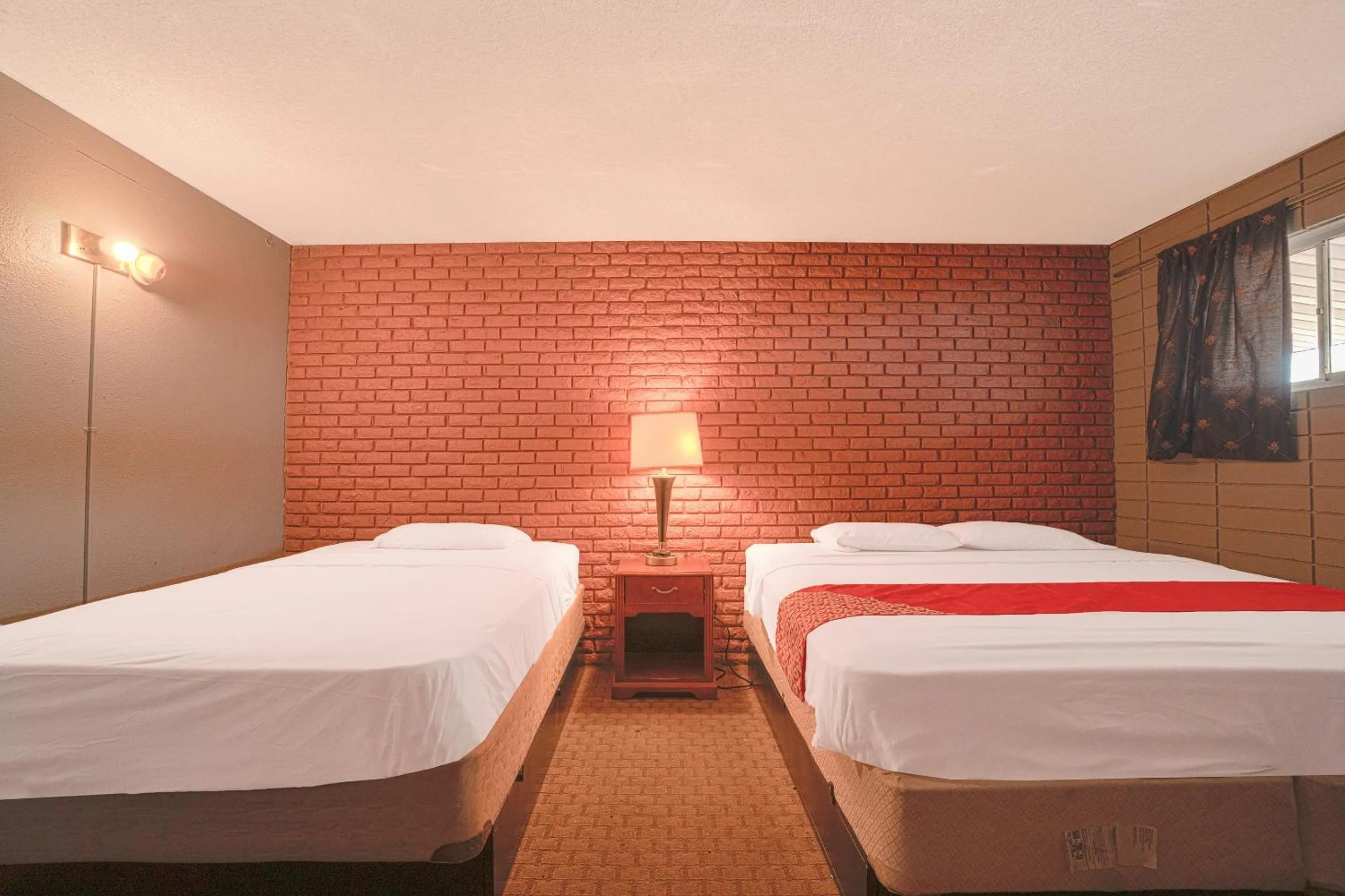 Bedroom in Town & Country Motel Bossier City by OYO