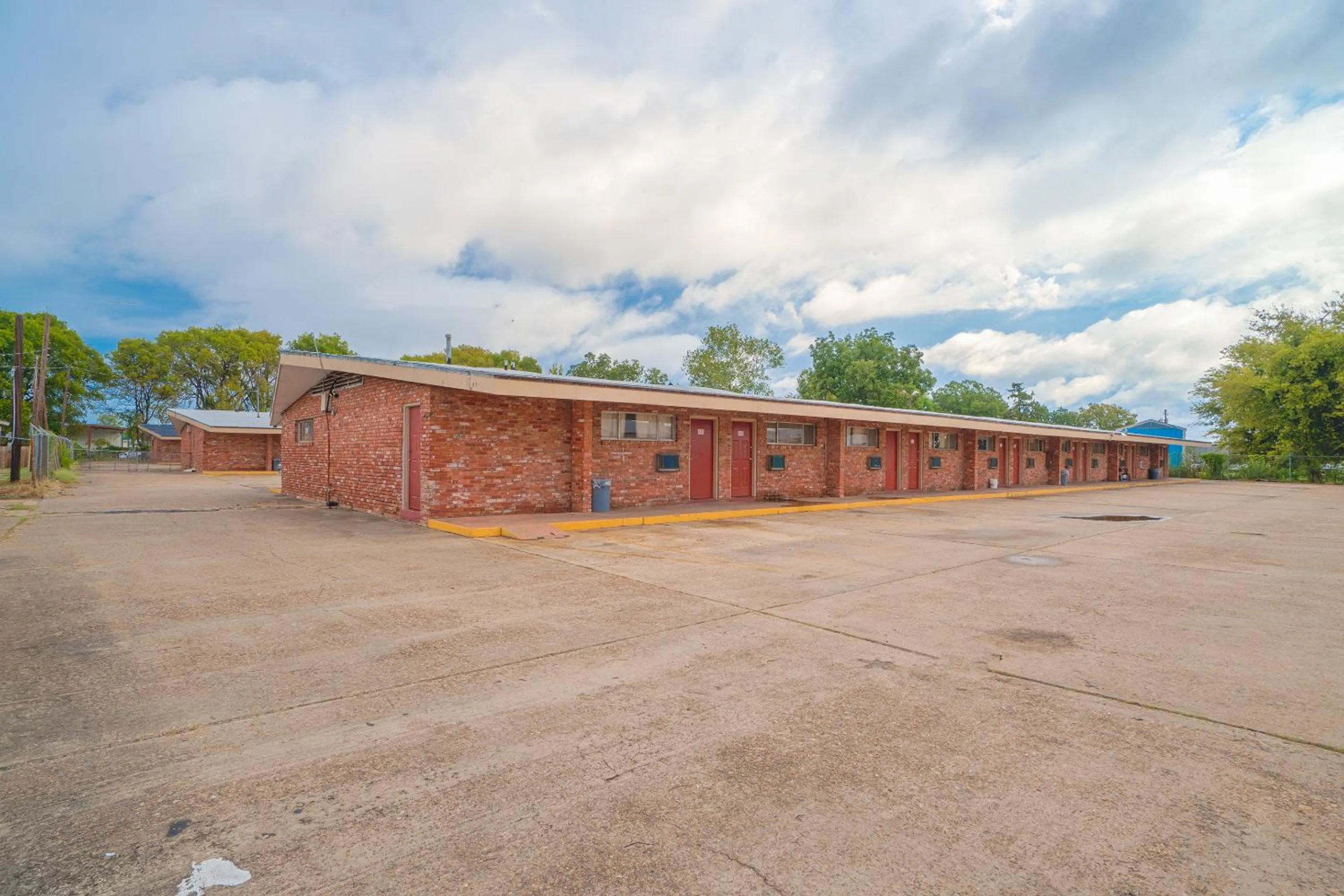 Facade/entrance in Town & Country Motel Bossier City by OYO