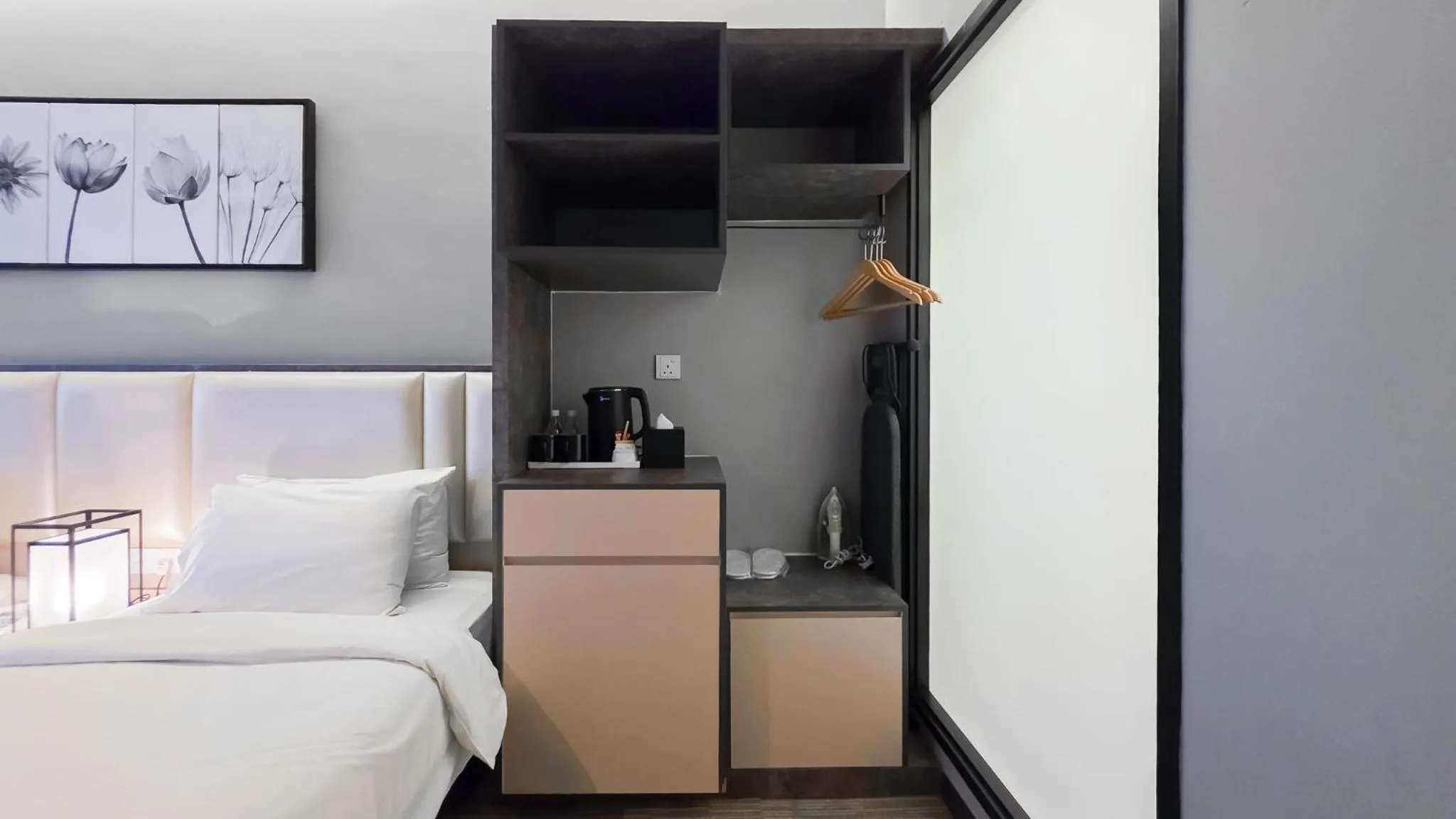 Coffee/tea facilities, Bed in Fives Hotel DNP