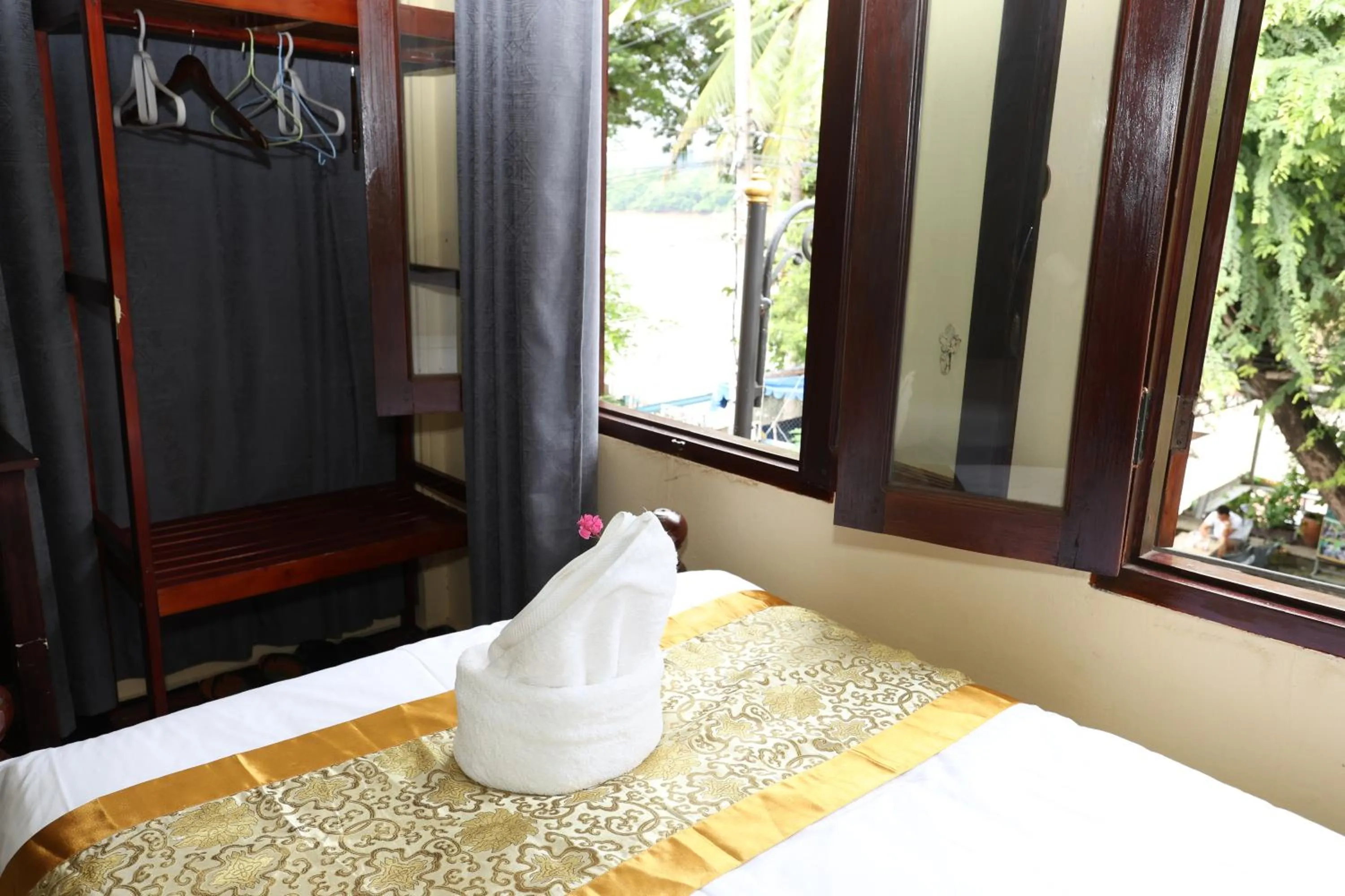 Bedroom, Bed in We House River View