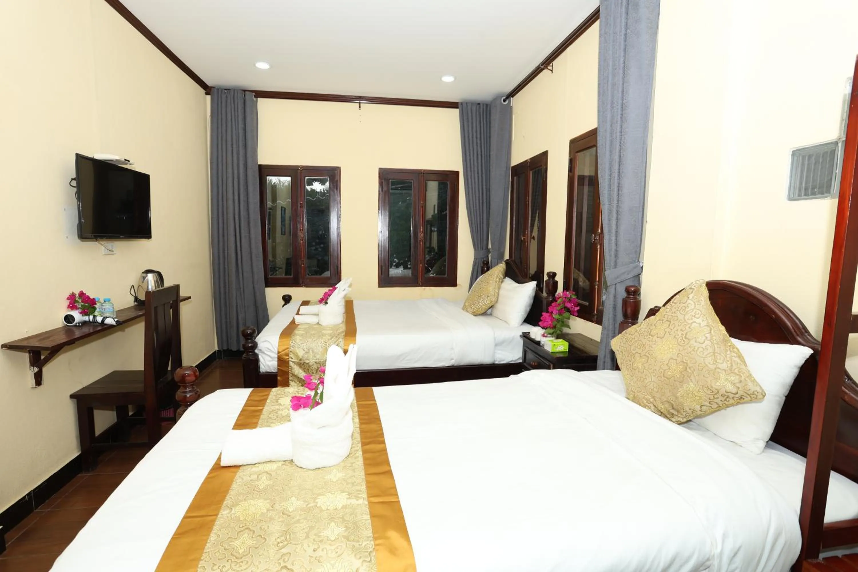 Bedroom, Bed in We House River View