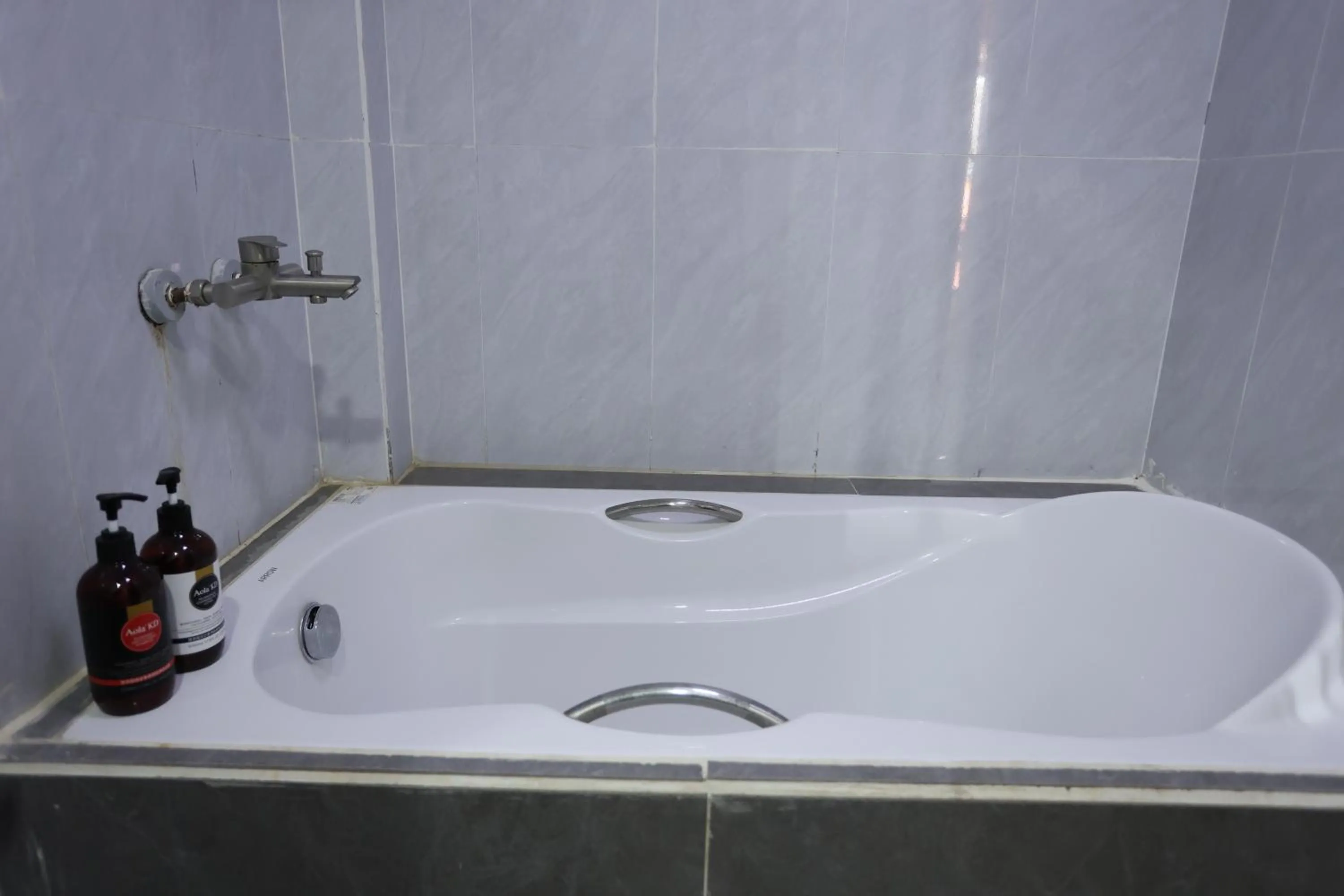 Hot Tub in We House River View