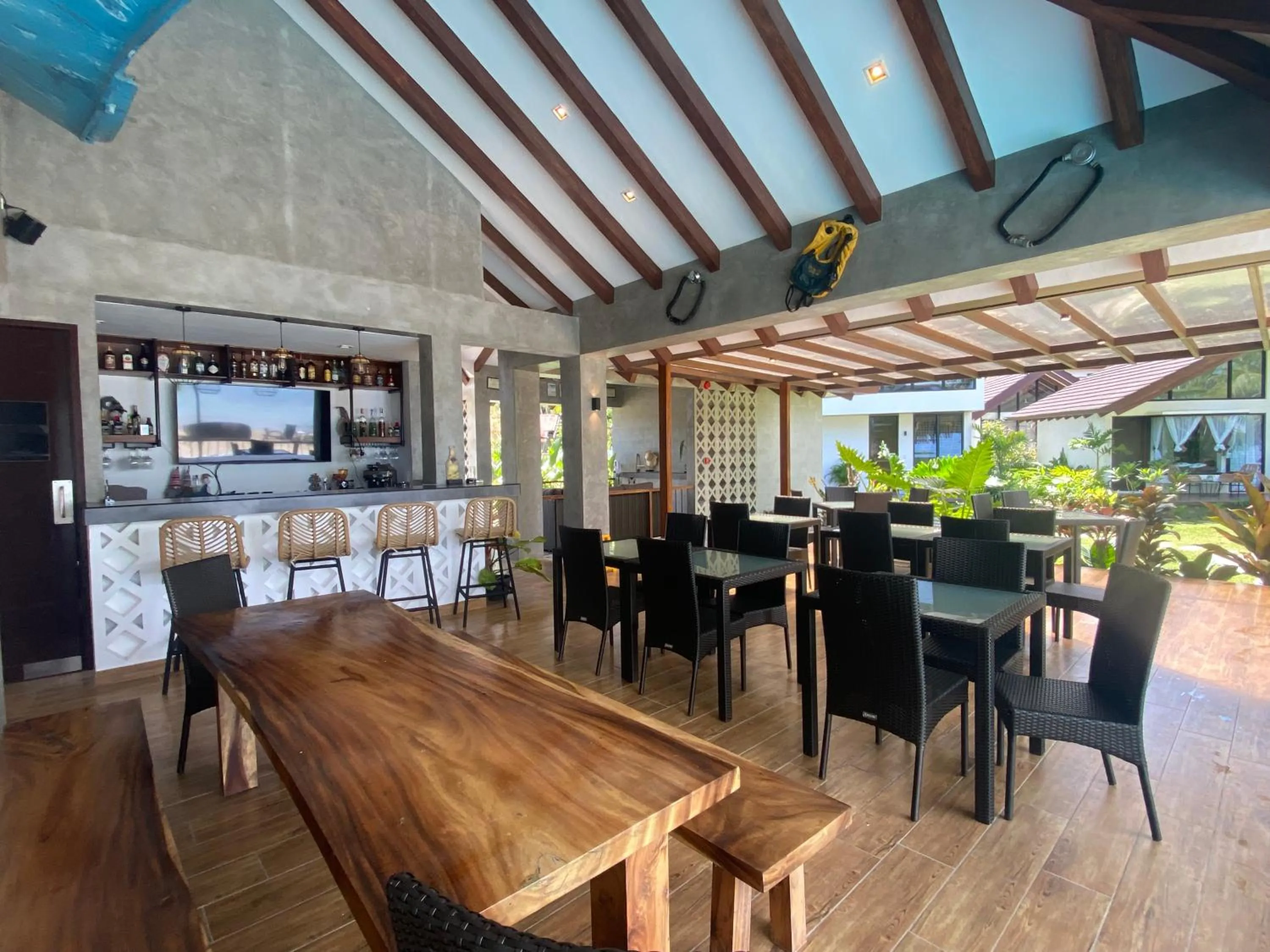 Restaurant/places to eat in Amila Dive Beach Resort