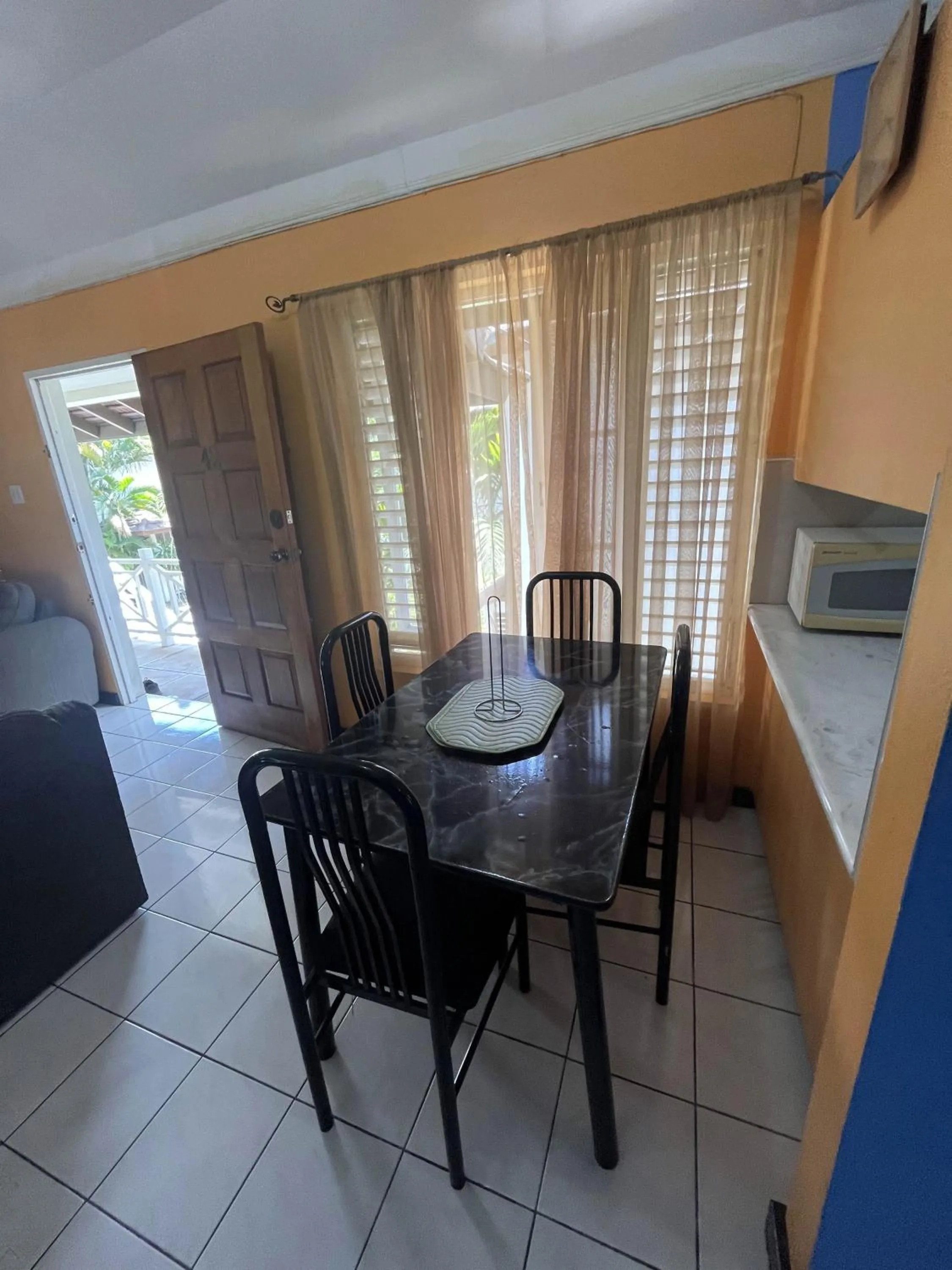 Finest Accommodation Renfrew Place 1 Bedroom Apt # 42 New Kgn 4--12 Renfrew Rd
