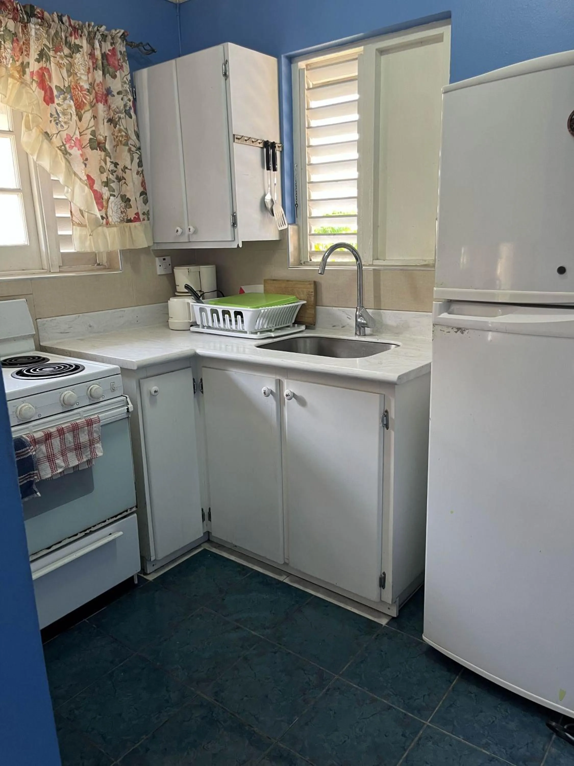 Finest Accommodation Renfrew Place 1 Bedroom Apt # 42 New Kgn 4--12 Renfrew Rd