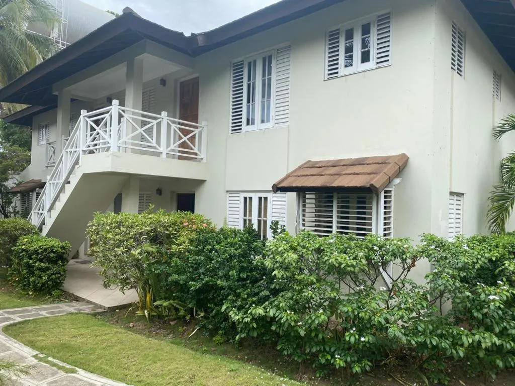 Garden in Finest Accommodation Renfrew Place 1 Bedroom Apt # 42 New Kgn 4--12 Renfrew Rd