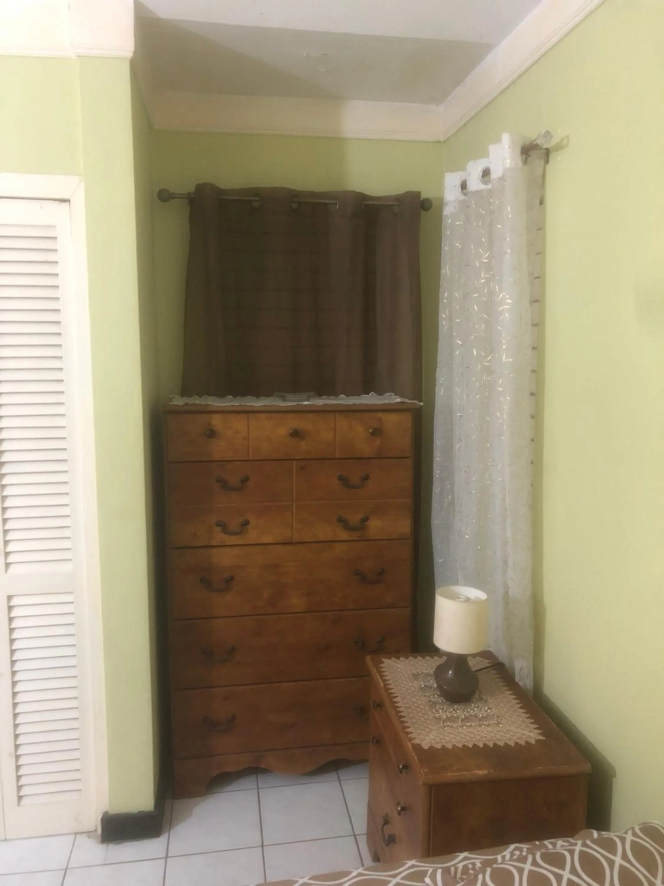 Bedroom in Finest Accommodation Renfrew Place 1 Bedroom Apt # 42 New Kgn 4--12 Renfrew Rd