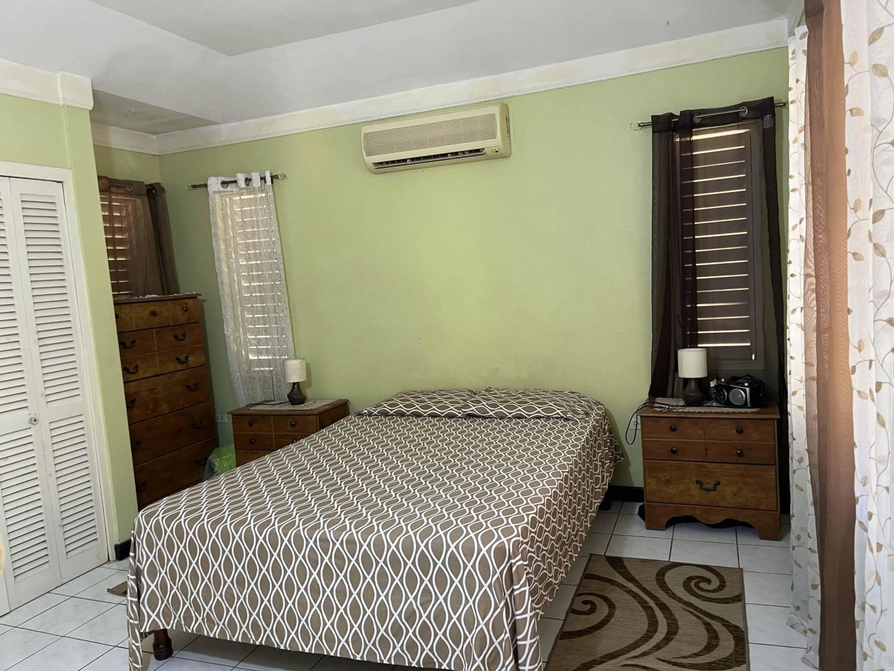 Bed in Finest Accommodation Renfrew Place 1 Bedroom Apt # 42 New Kgn 4--12 Renfrew Rd