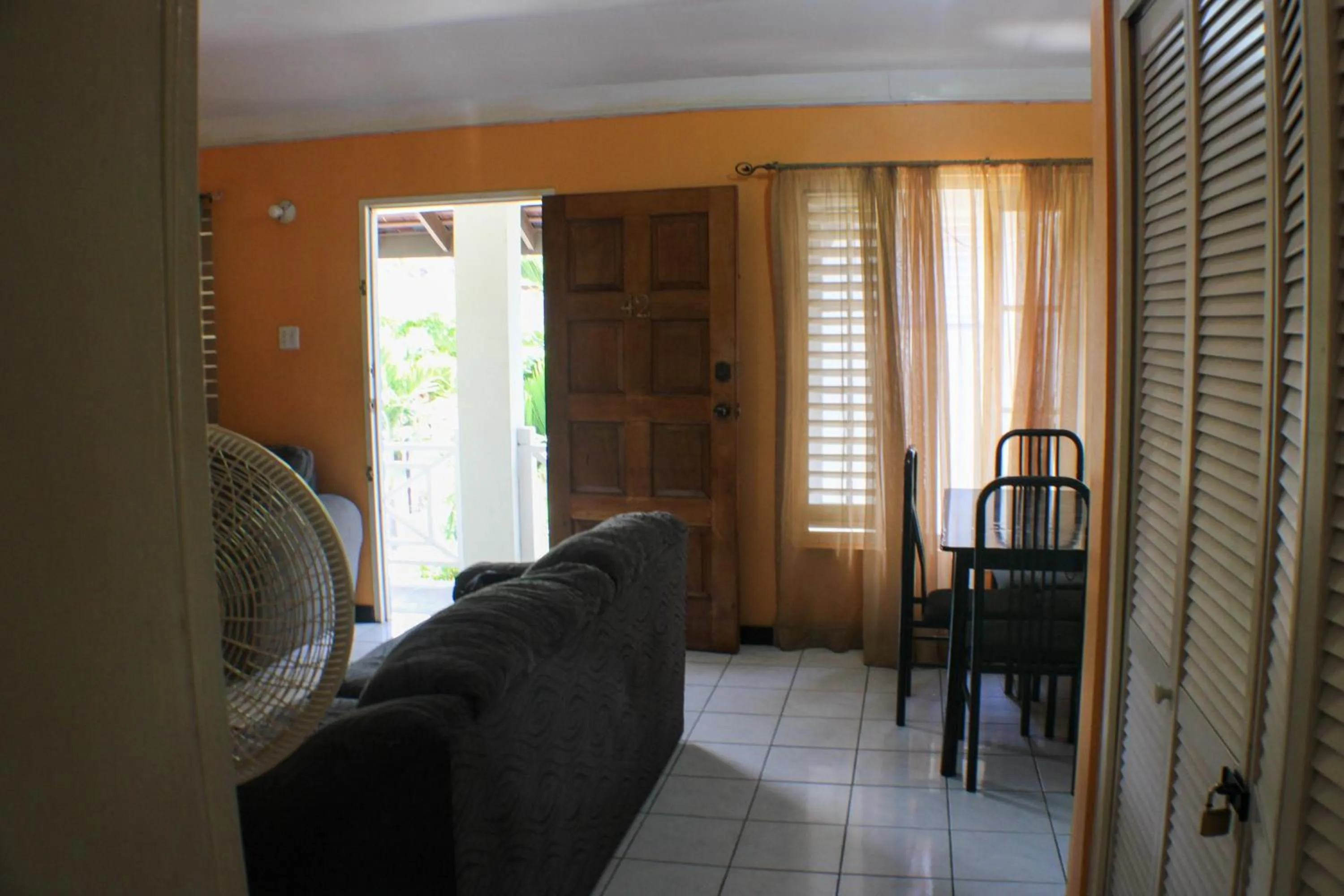 Finest Accommodation Renfrew Place 1 Bedroom Apt # 42 New Kgn 4--12 Renfrew Rd