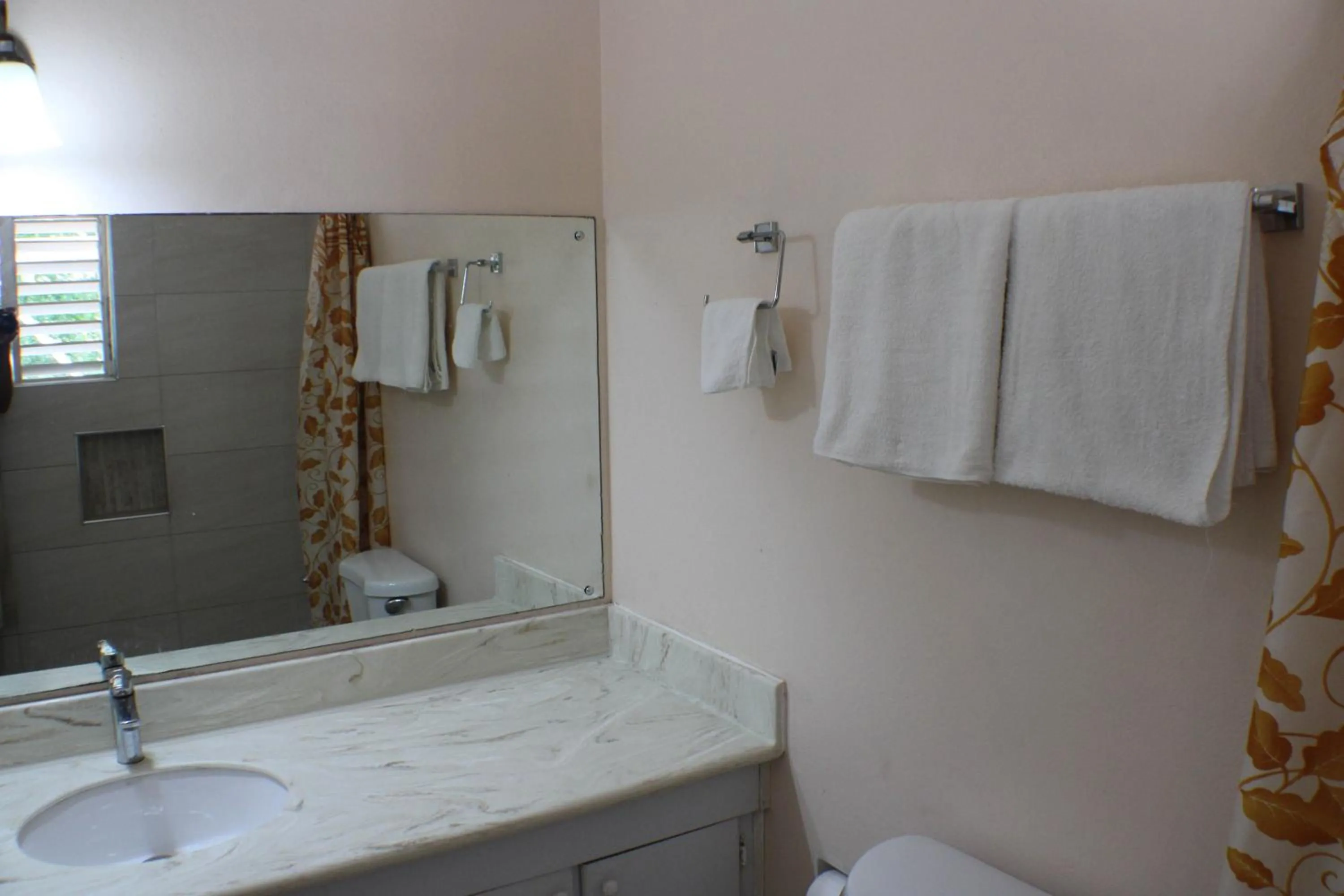 Finest Accommodation Renfrew Place 1 Bedroom Apt # 42 New Kgn 4--12 Renfrew Rd