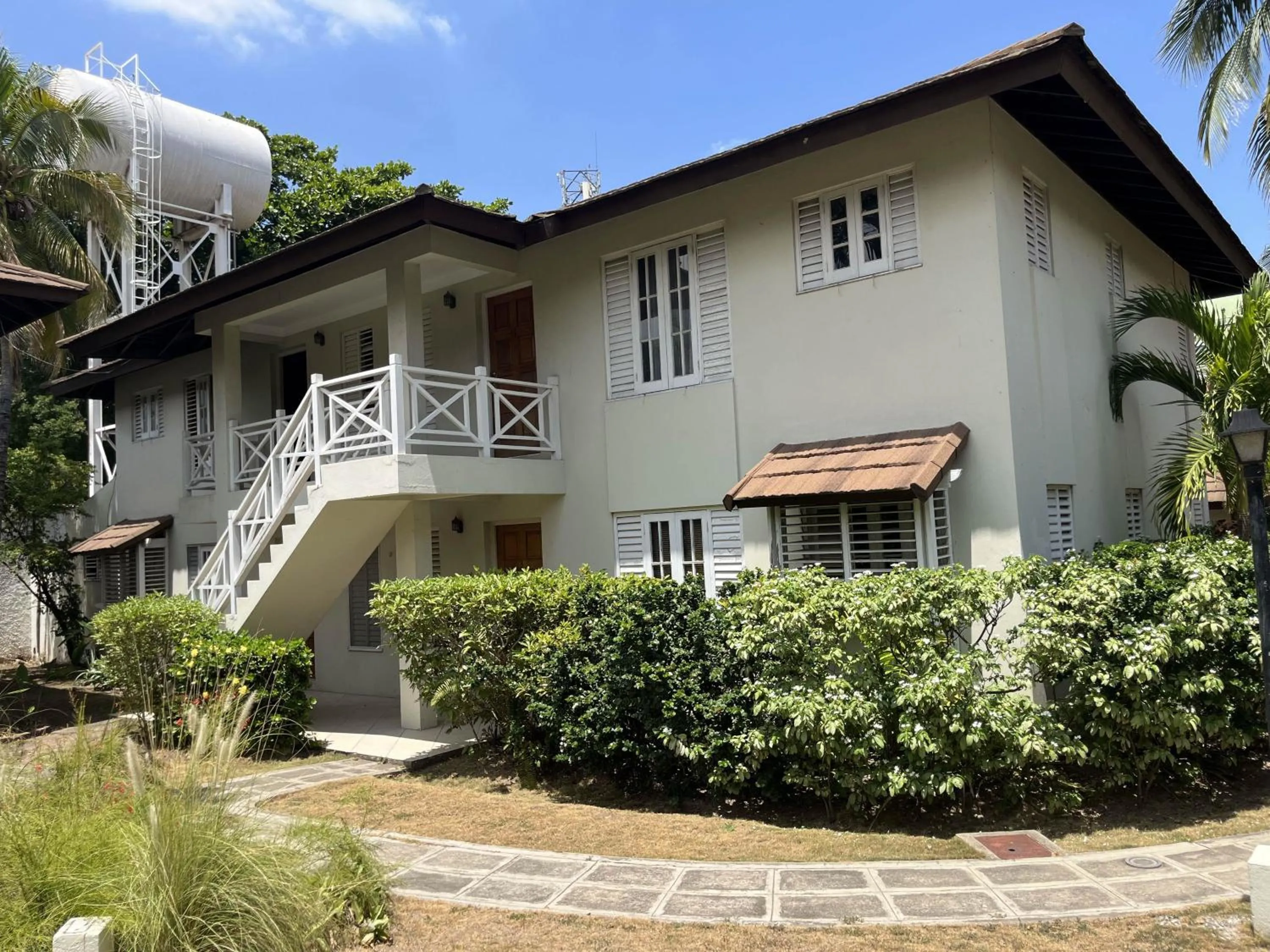 Property building in Finest Accommodation Renfrew Place 1 Bedroom Apt # 42 New Kgn 4--12 Renfrew Rd