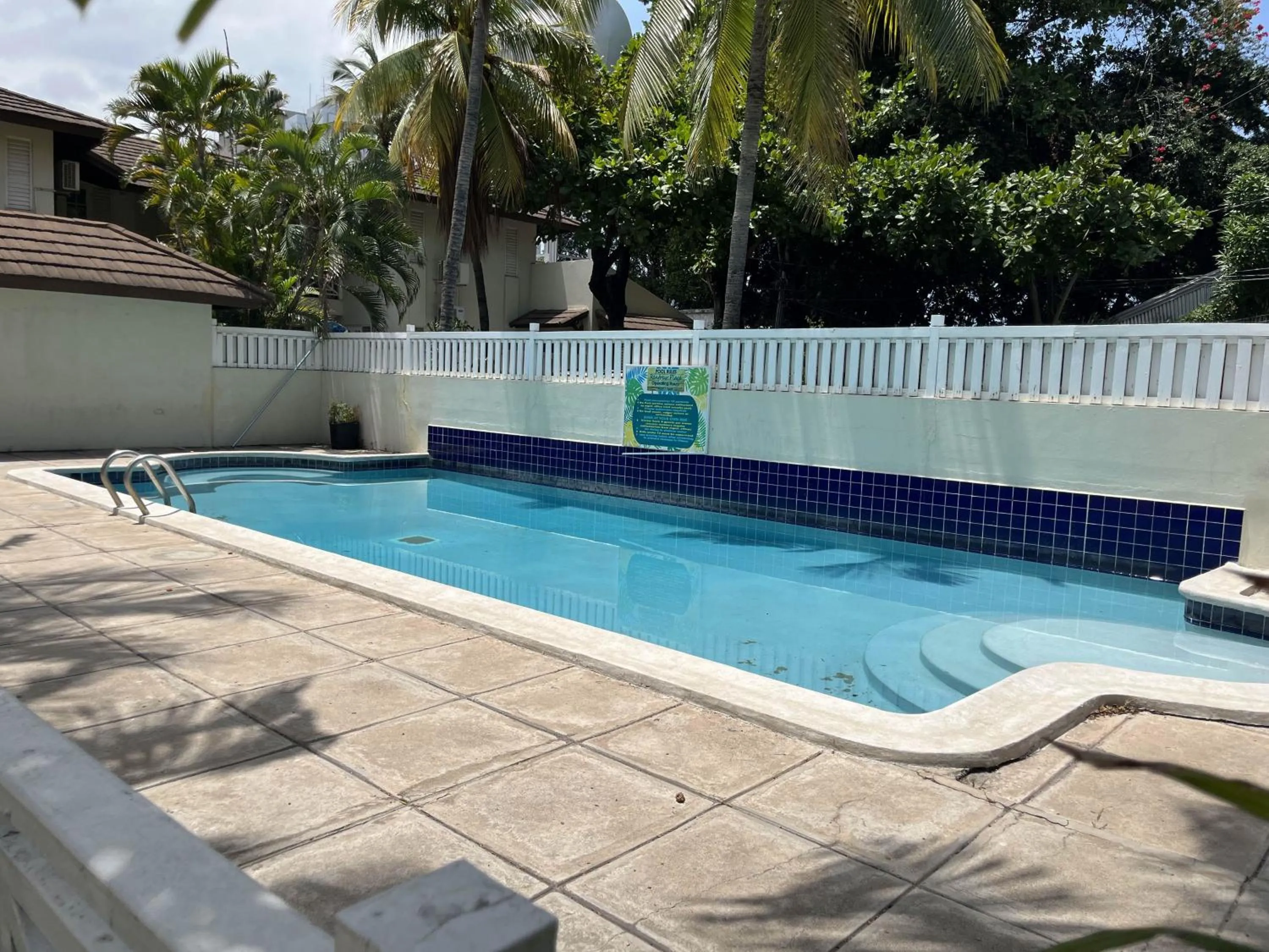 Finest Accommodation Renfrew Place 1 Bedroom Apt # 42 New Kgn 4--12 Renfrew Rd