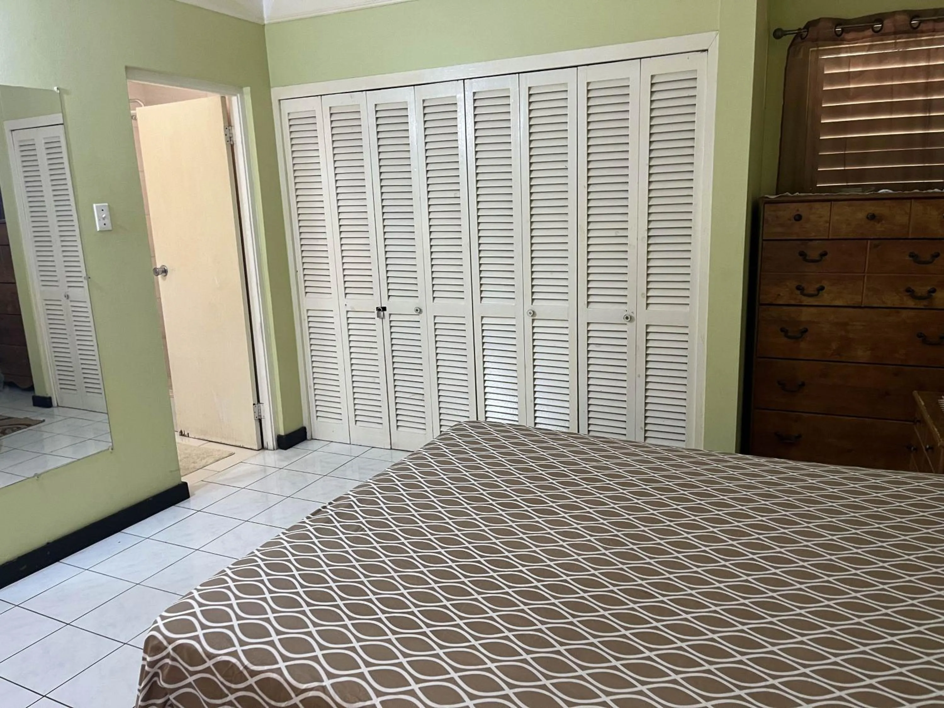 Bedroom, Bed in Finest Accommodation Renfrew Place 1 Bedroom Apt # 42 New Kgn 4--12 Renfrew Rd