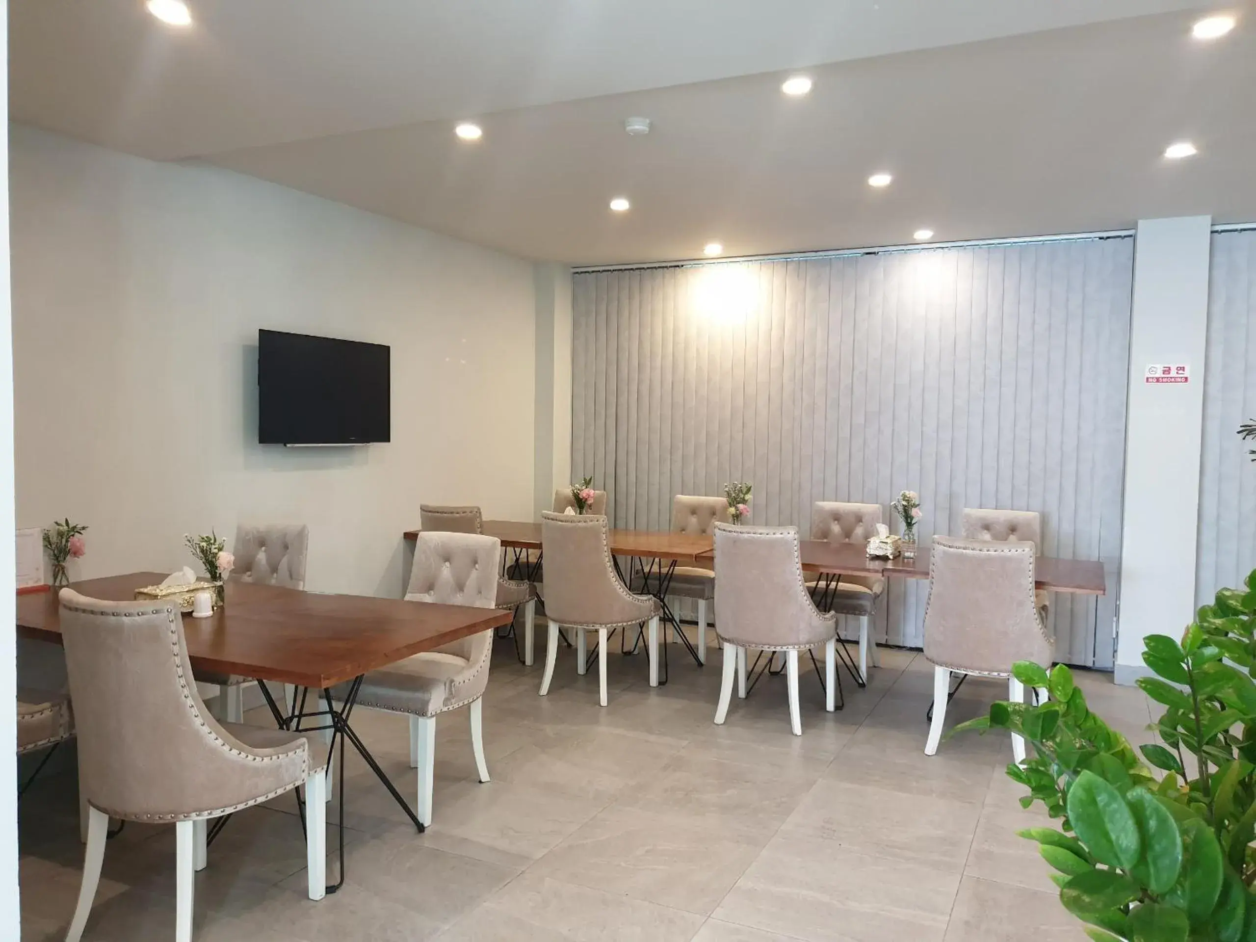 Breakfast in Ballantine hotel Breakfast in Ballantine hotel