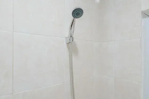 Shower in Wisma Minongga By SPAZIE Shower in Wisma Minongga By SPAZIE