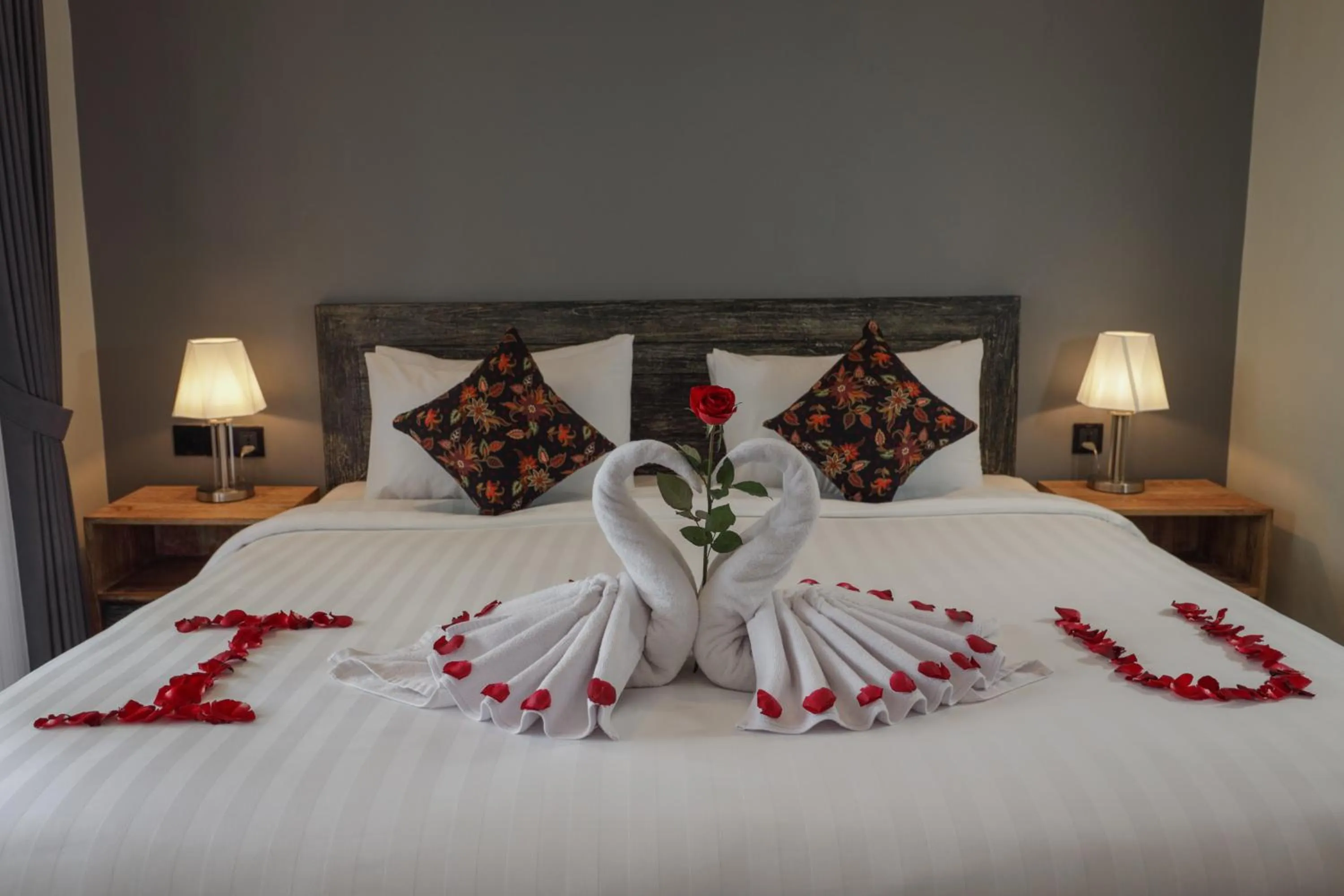 Bed in MAHALONA BALI STAY