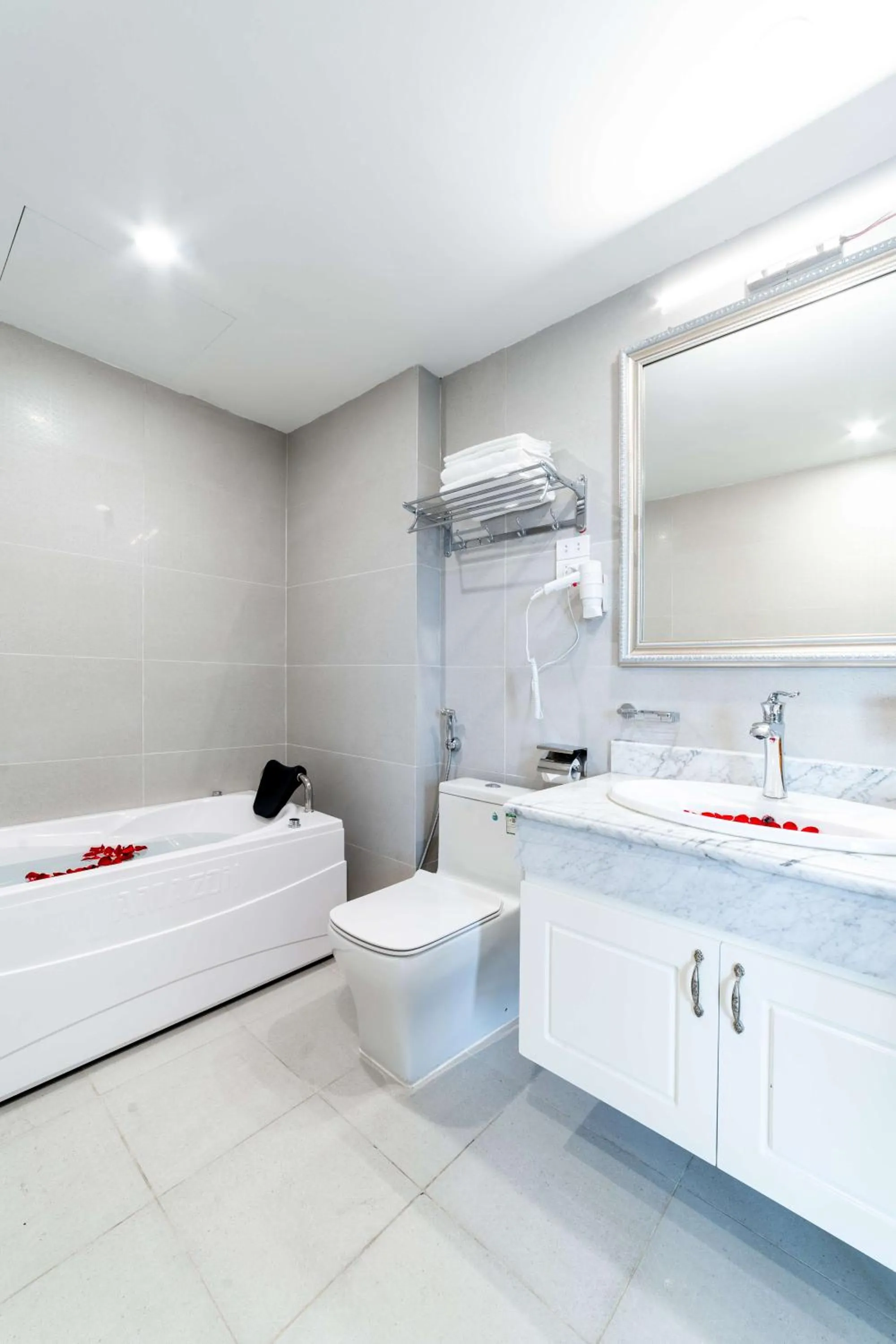 Bathroom, Bed in Rosee Apartment Hotel