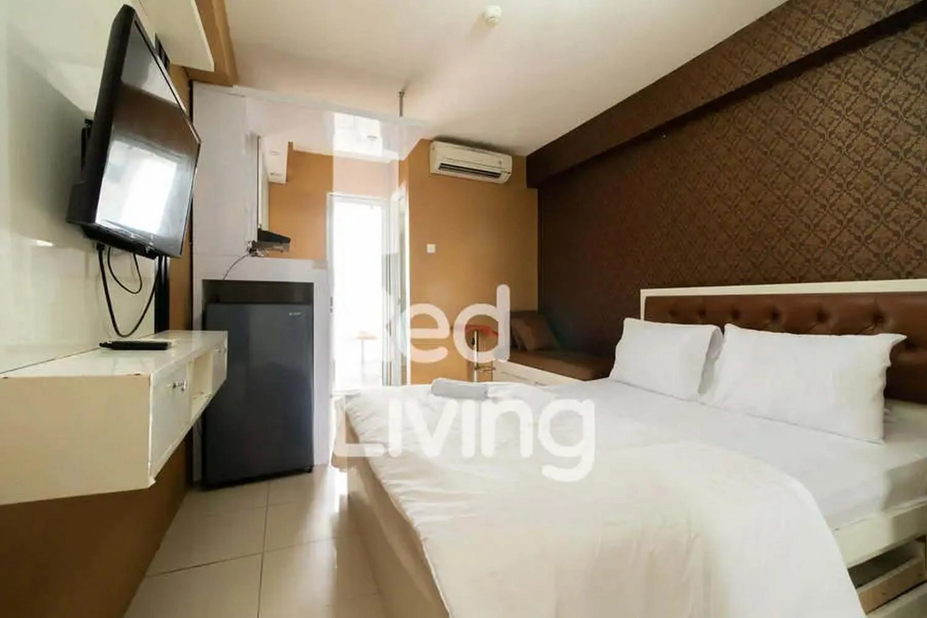Bedroom, Bed in RedLiving Apartemen Bassura City - Vina Tan Tower Flamboyan