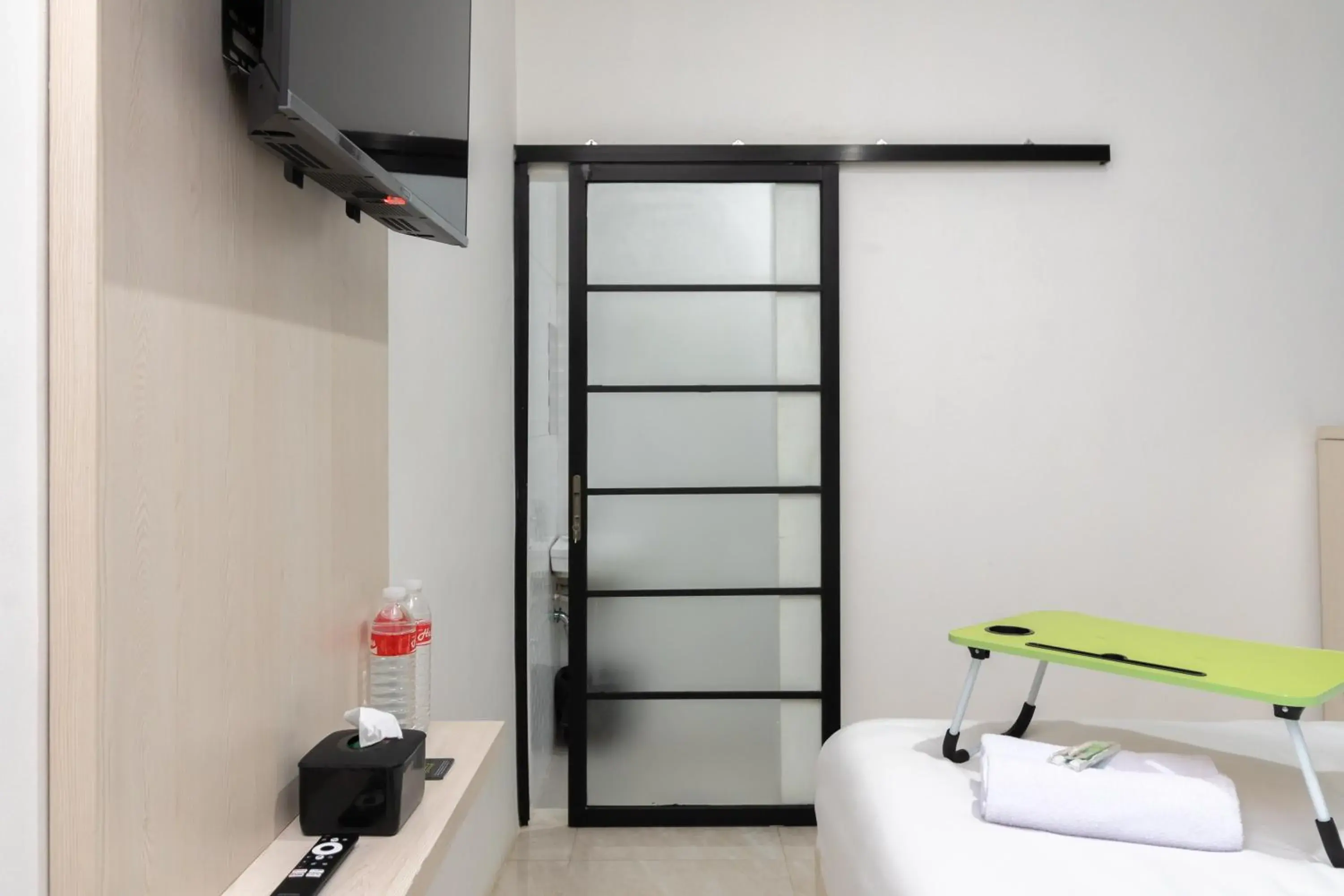 Bedroom, Bed in Urbanview Hotel Bizhome Artha Gading Boulevard by RedDoorz Bedroom, Bed in Urbanview Hotel Bizhome Artha Gading Boulevard by RedDoorz