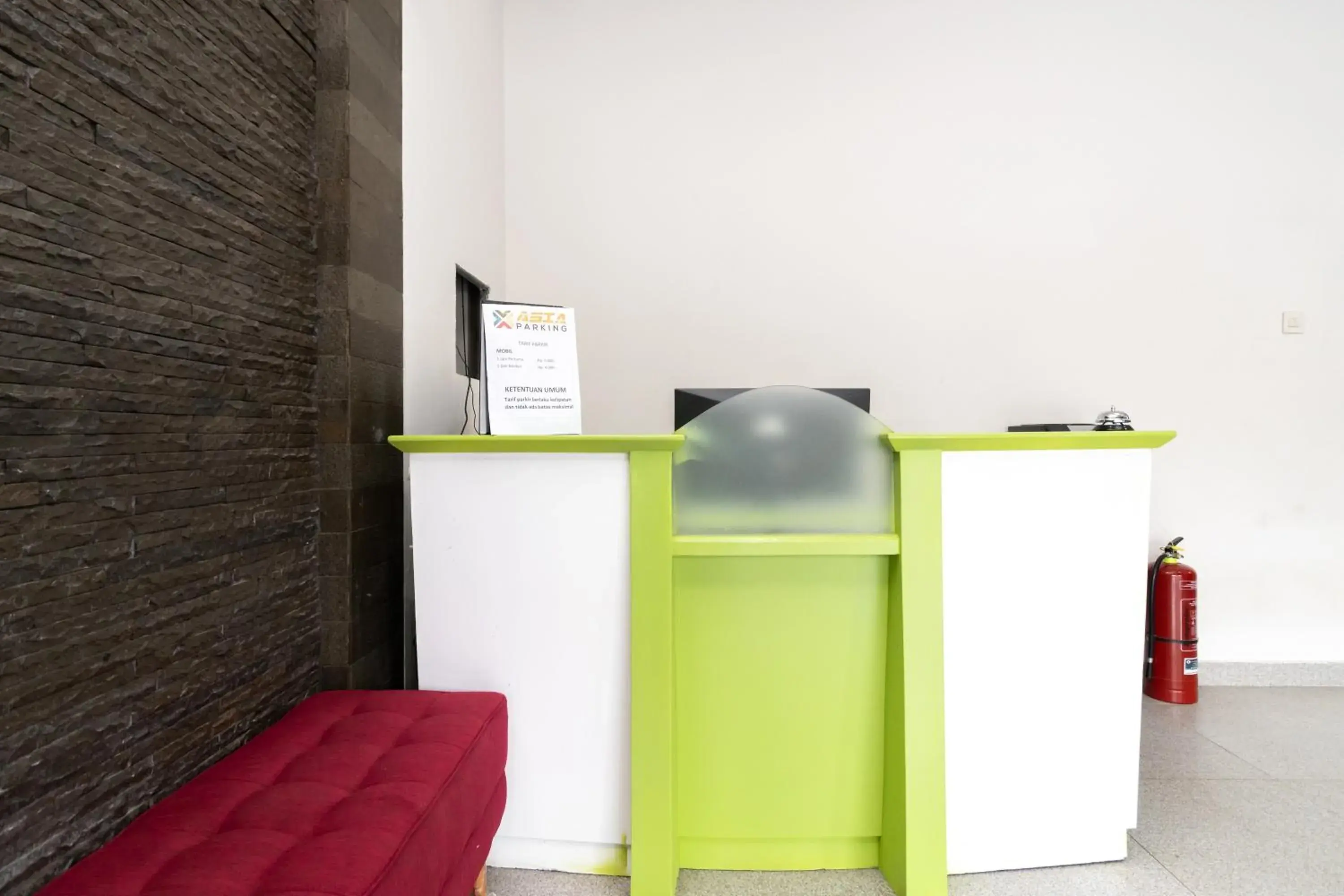 Lobby or reception in Urbanview Hotel Bizhome Artha Gading Boulevard by RedDoorz Lobby or reception in Urbanview Hotel Bizhome Artha Gading Boulevard by RedDoorz