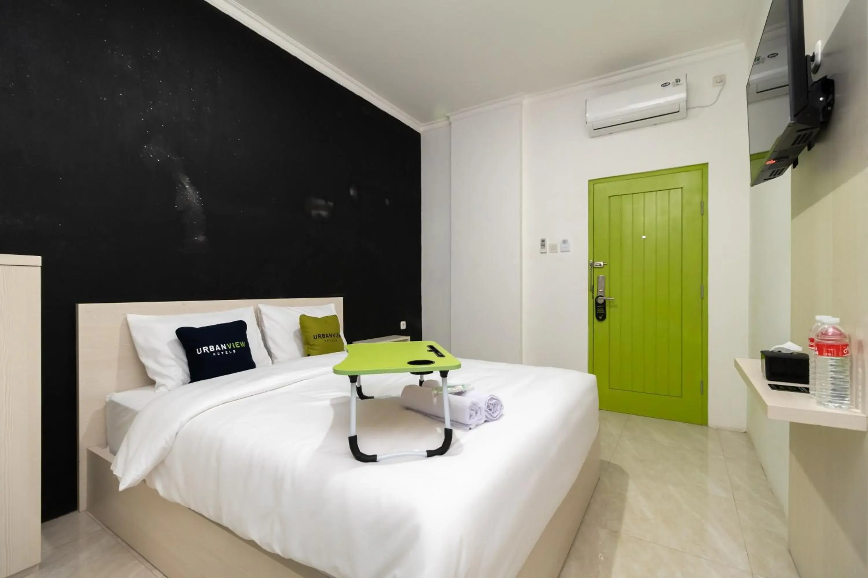 Bedroom, Bed in Urbanview Hotel Bizhome Artha Gading Boulevard by RedDoorz Bedroom, Bed in Urbanview Hotel Bizhome Artha Gading Boulevard by RedDoorz