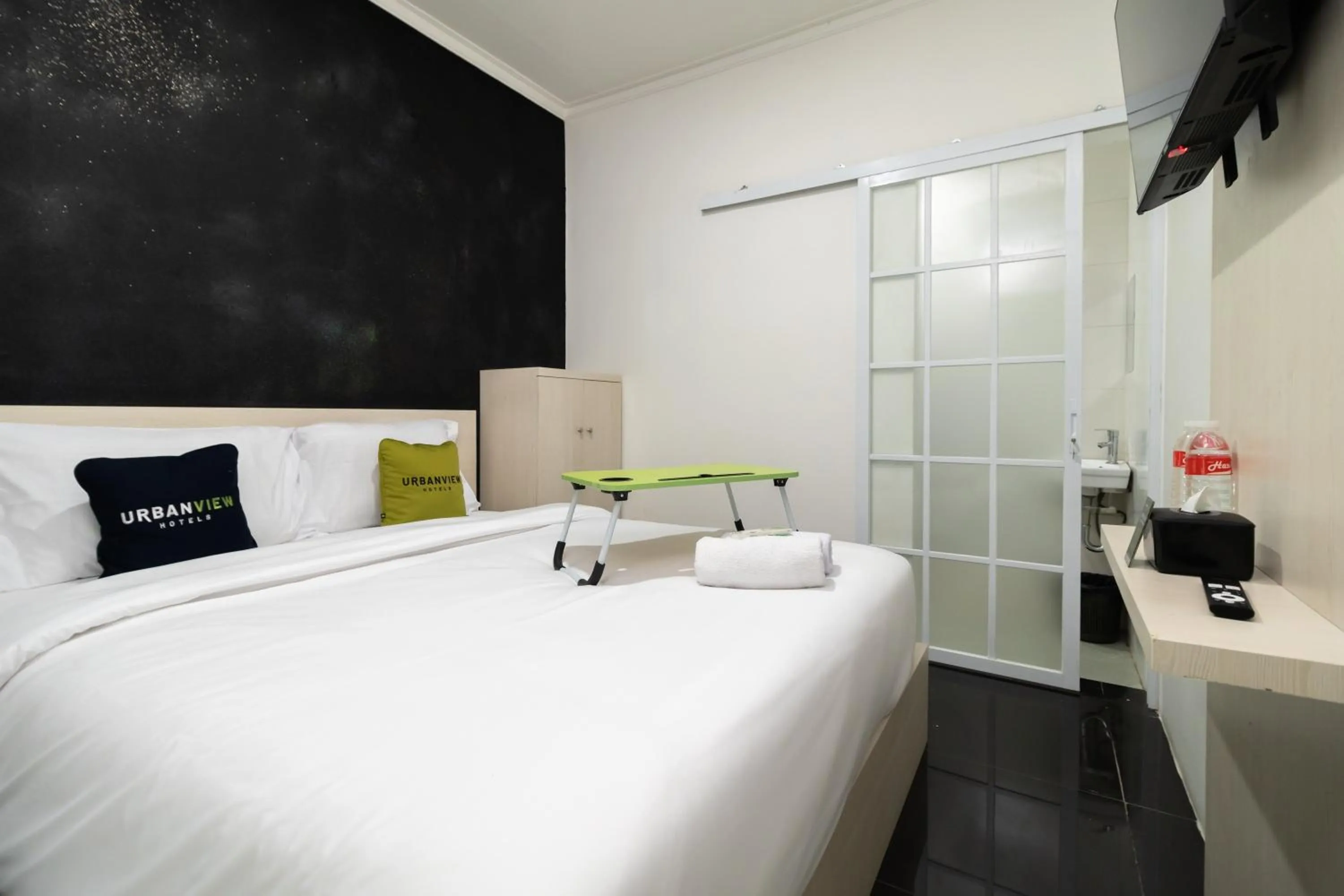 Bedroom, Bed in Urbanview Hotel Bizhome Artha Gading Boulevard by RedDoorz