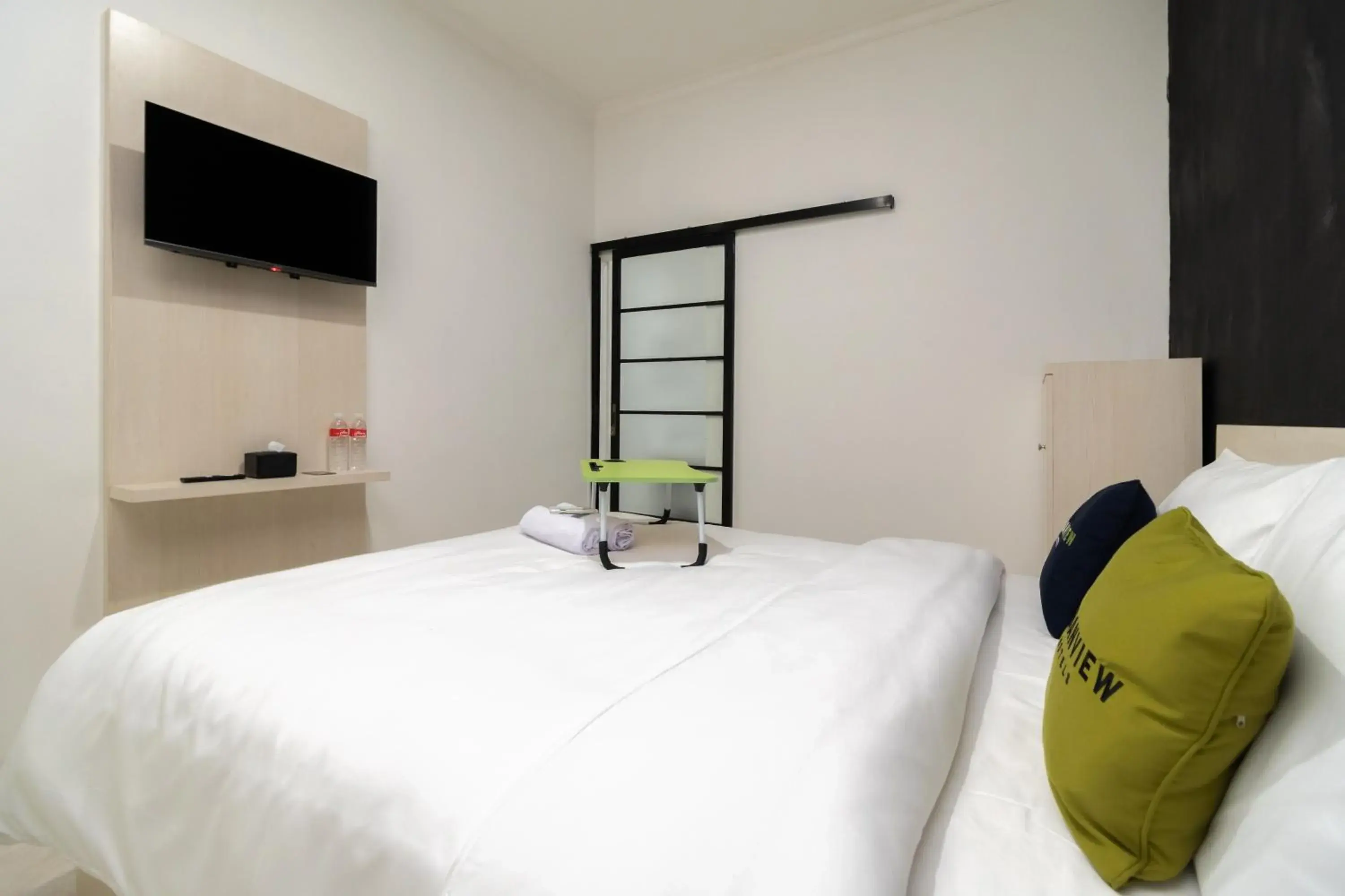 Bedroom, Bed in Urbanview Hotel Bizhome Artha Gading Boulevard by RedDoorz Bedroom, Bed in Urbanview Hotel Bizhome Artha Gading Boulevard by RedDoorz