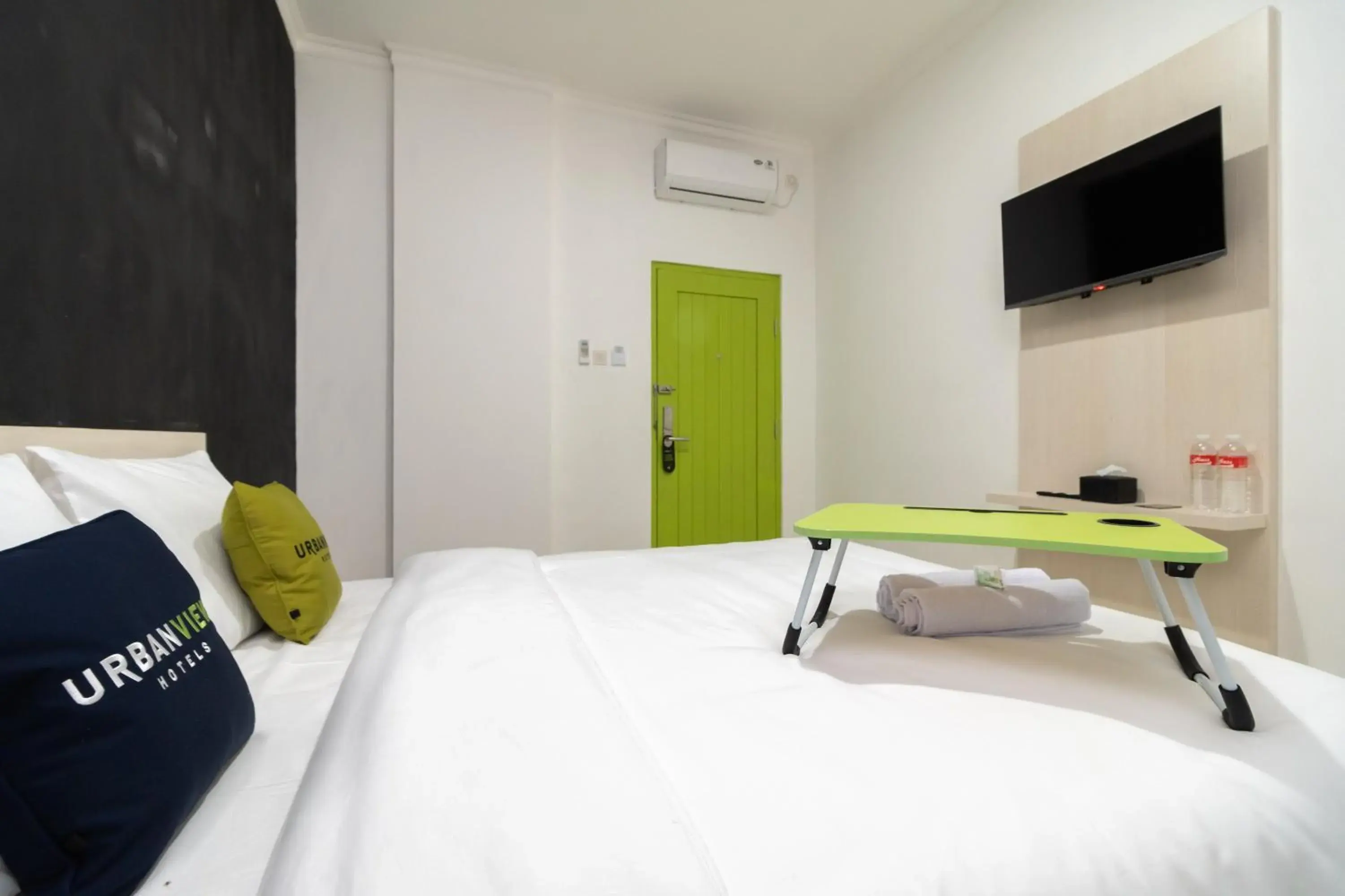 Bedroom, Bed in Urbanview Hotel Bizhome Artha Gading Boulevard by RedDoorz Bedroom, Bed in Urbanview Hotel Bizhome Artha Gading Boulevard by RedDoorz