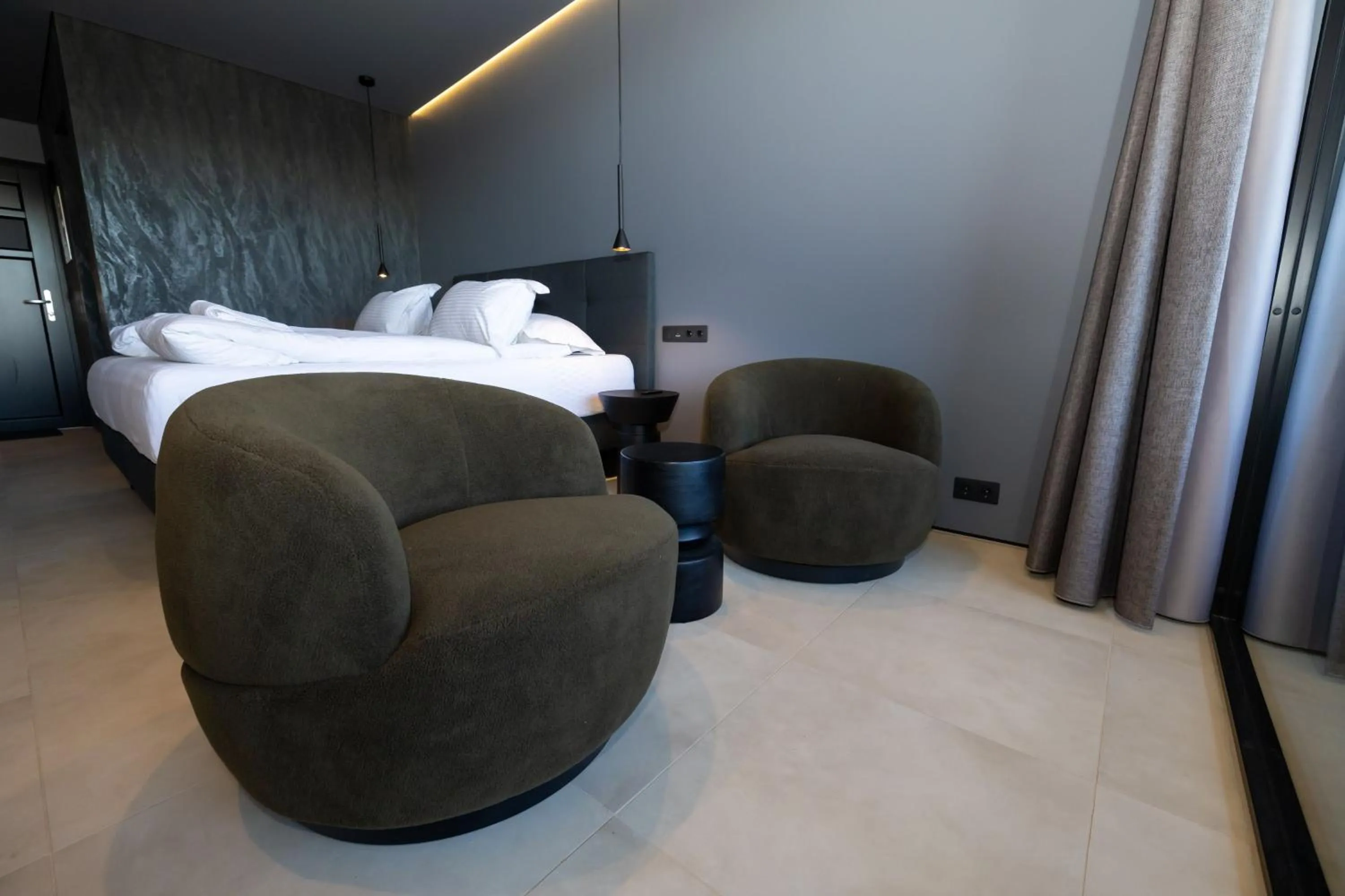 Seating area, Bed in North Mountain View Suites