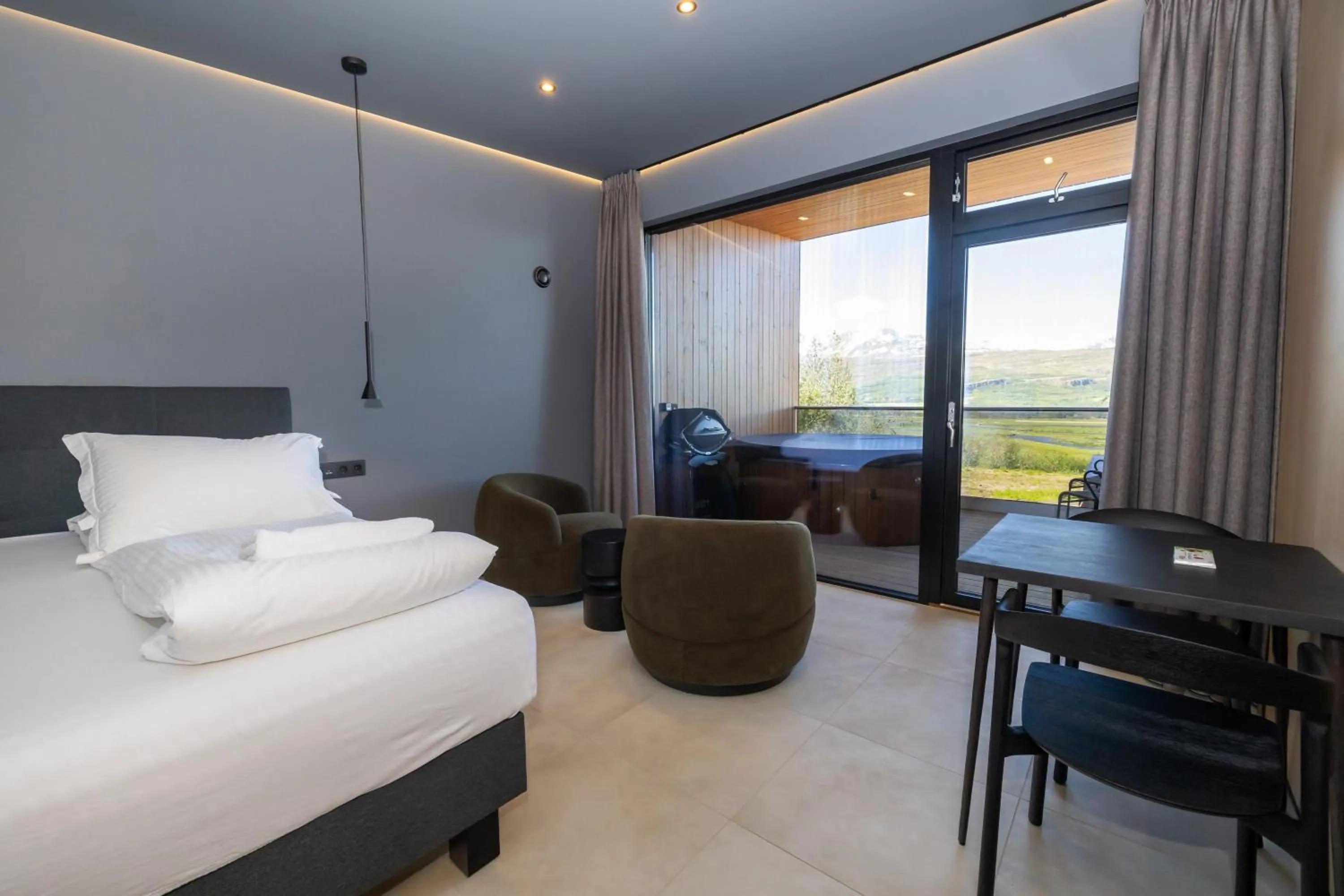 Dining area, Bed in North Mountain View Suites