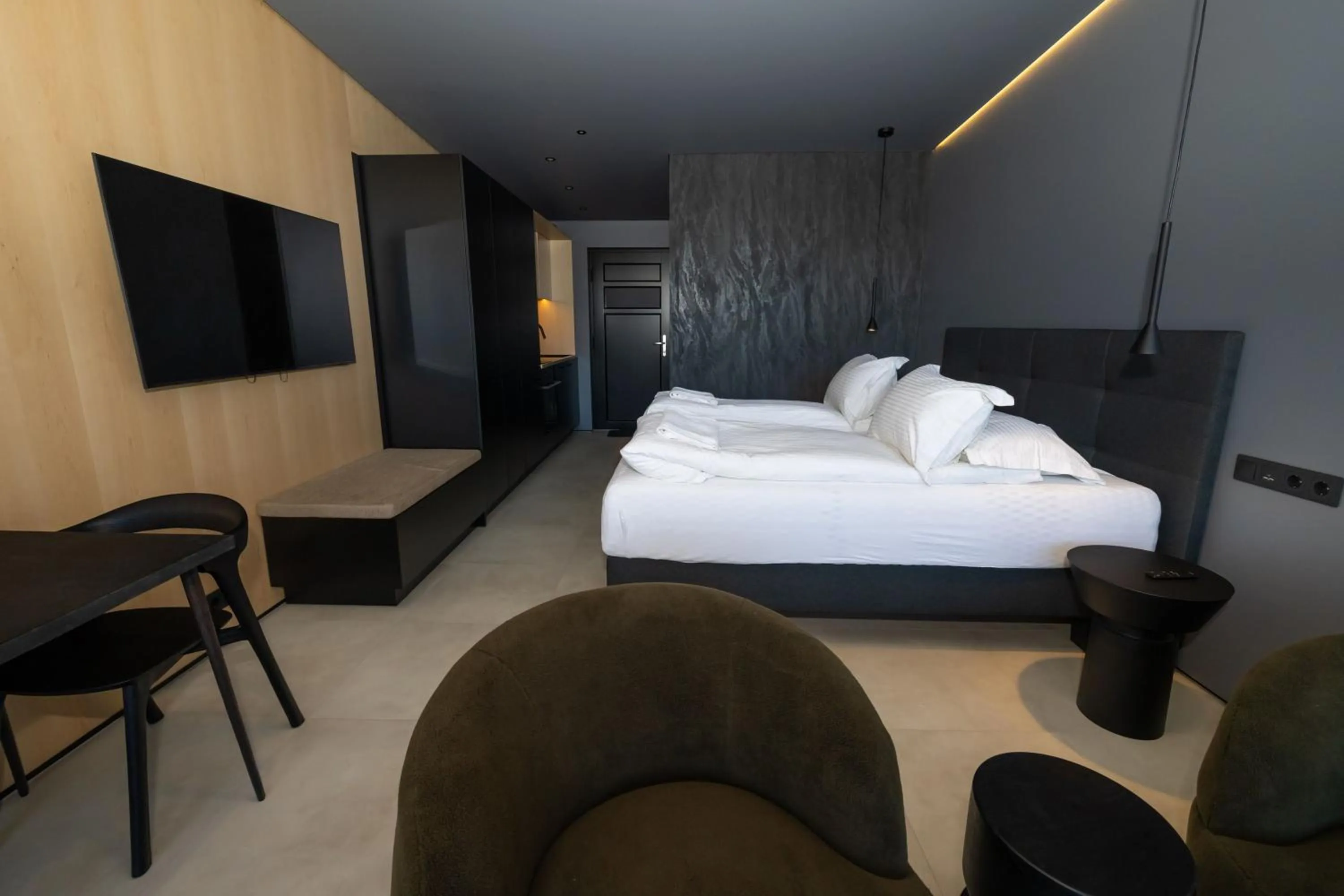 Living room, Bed in North Mountain View Suites