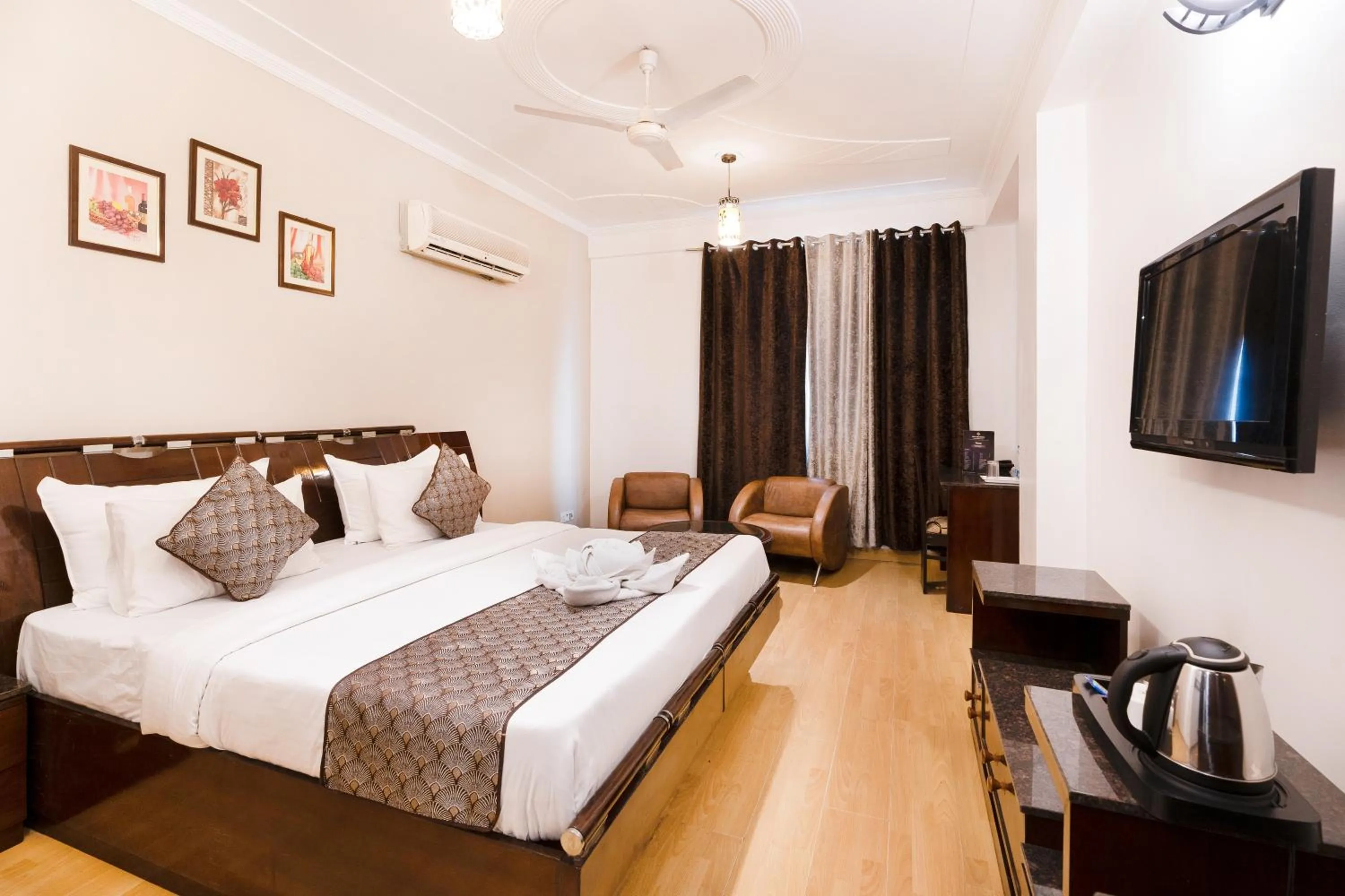 Communal lounge/ TV room, Bed in Skylark Hotel by Gabrian Hotels