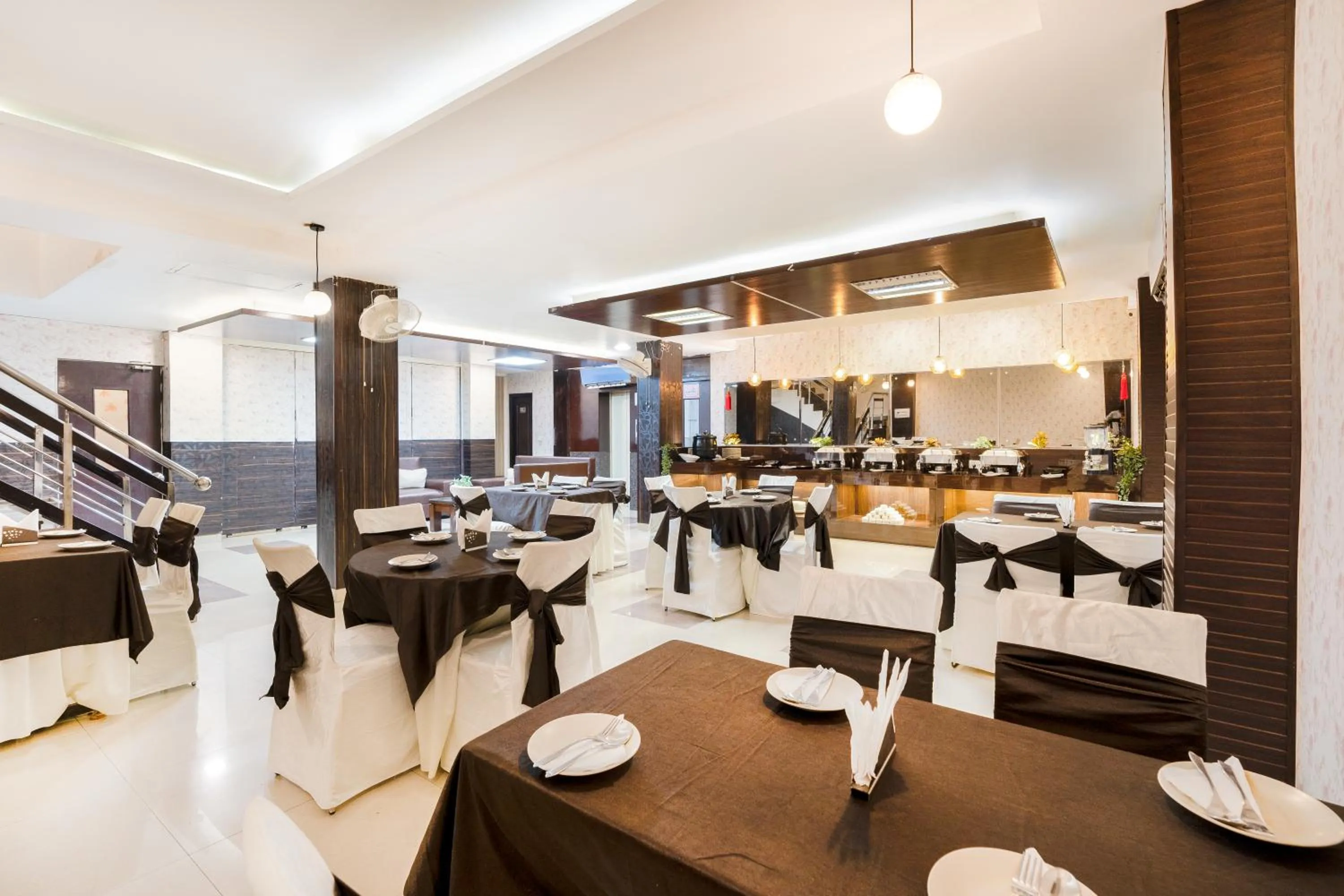 Restaurant/places to eat in Skylark Hotel by Gabrian Hotels