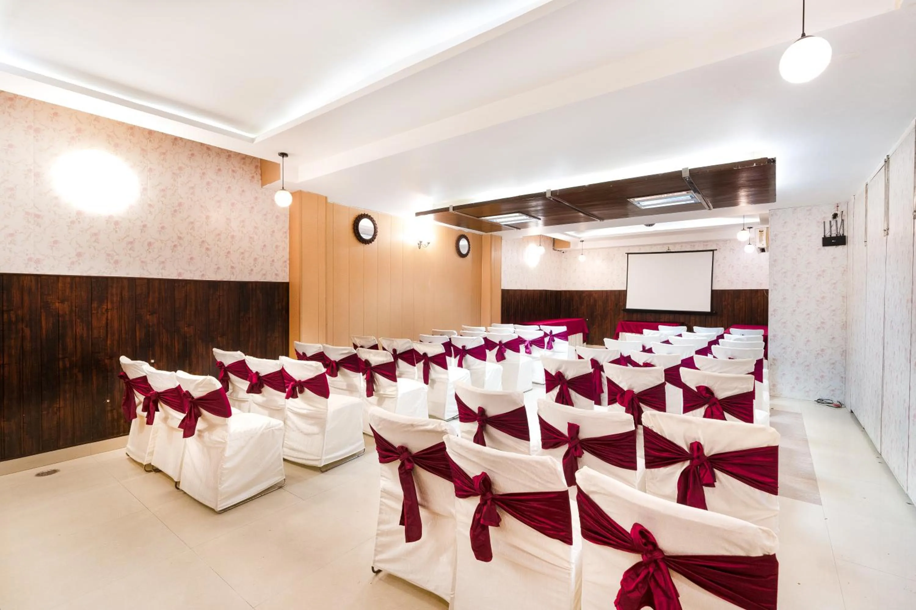 Nightclub / DJ in Skylark Hotel by Gabrian Hotels