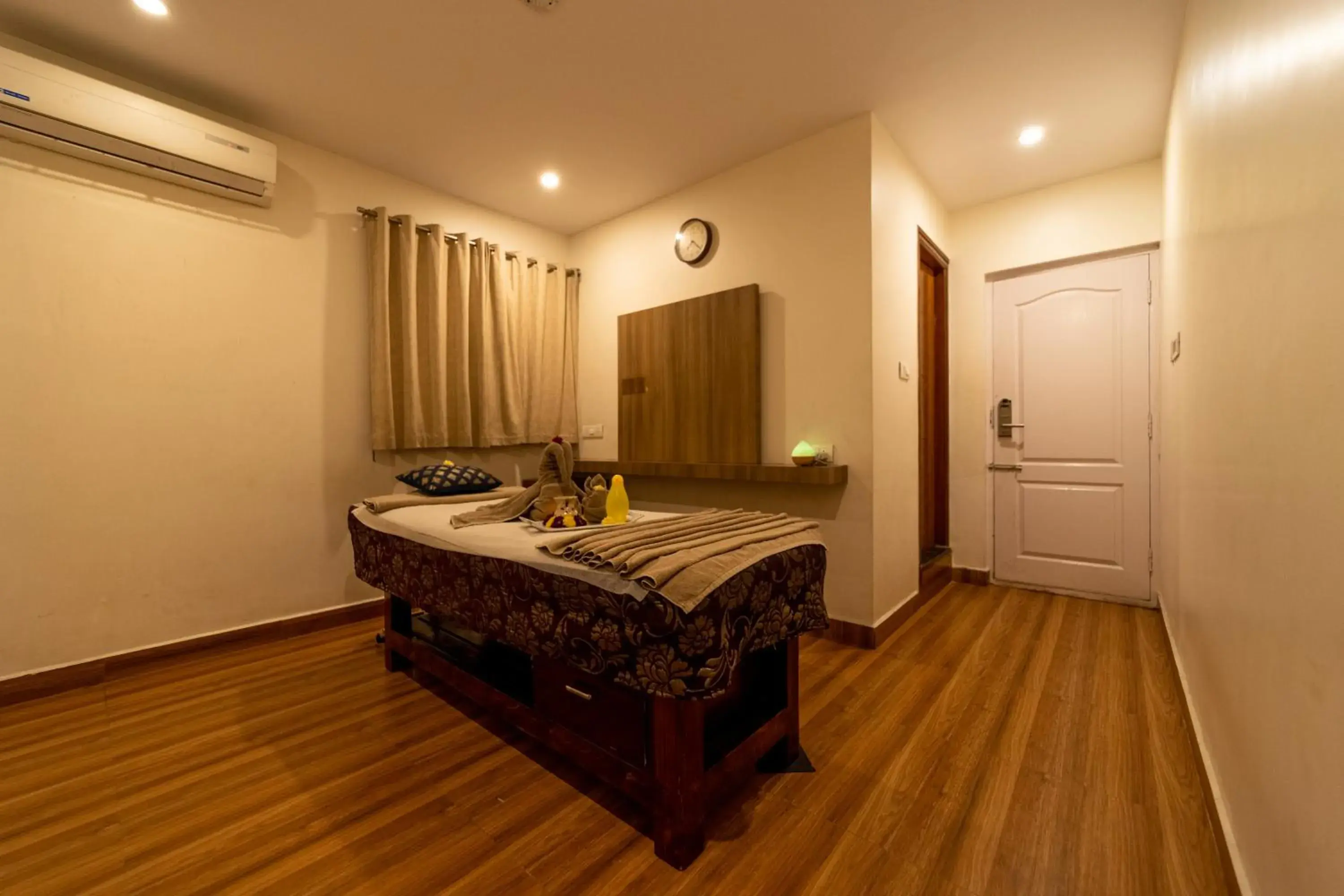 Photo of the whole room, Bed in Tetrad Hotels - International Airport Road Hebbal Photo of the whole room, Bed in Tetrad Hotels - International Airport Road Hebbal