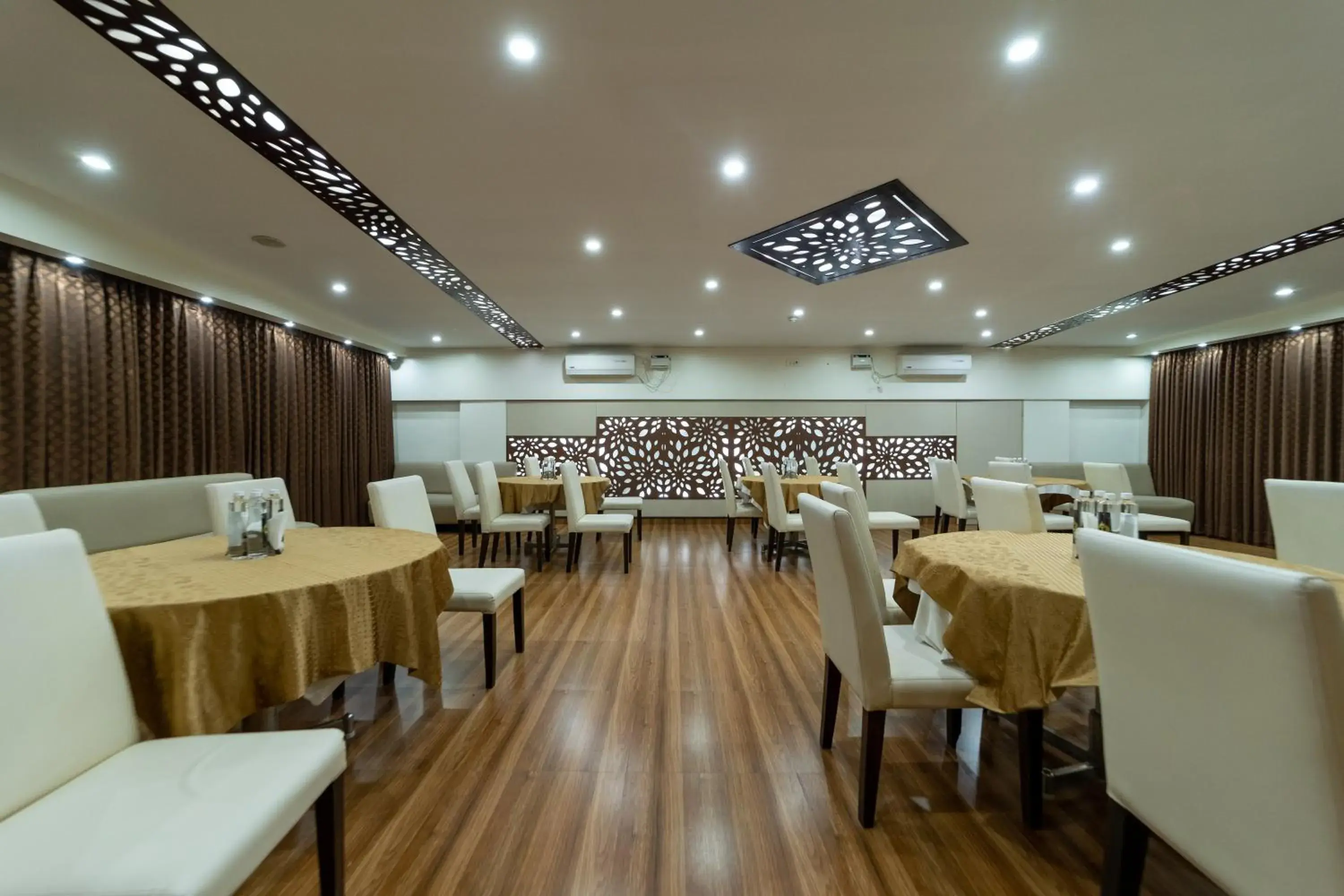 Restaurant/places to eat in Tetrad Hotels - International Airport Road Hebbal Restaurant/places to eat in Tetrad Hotels - International Airport Road Hebbal