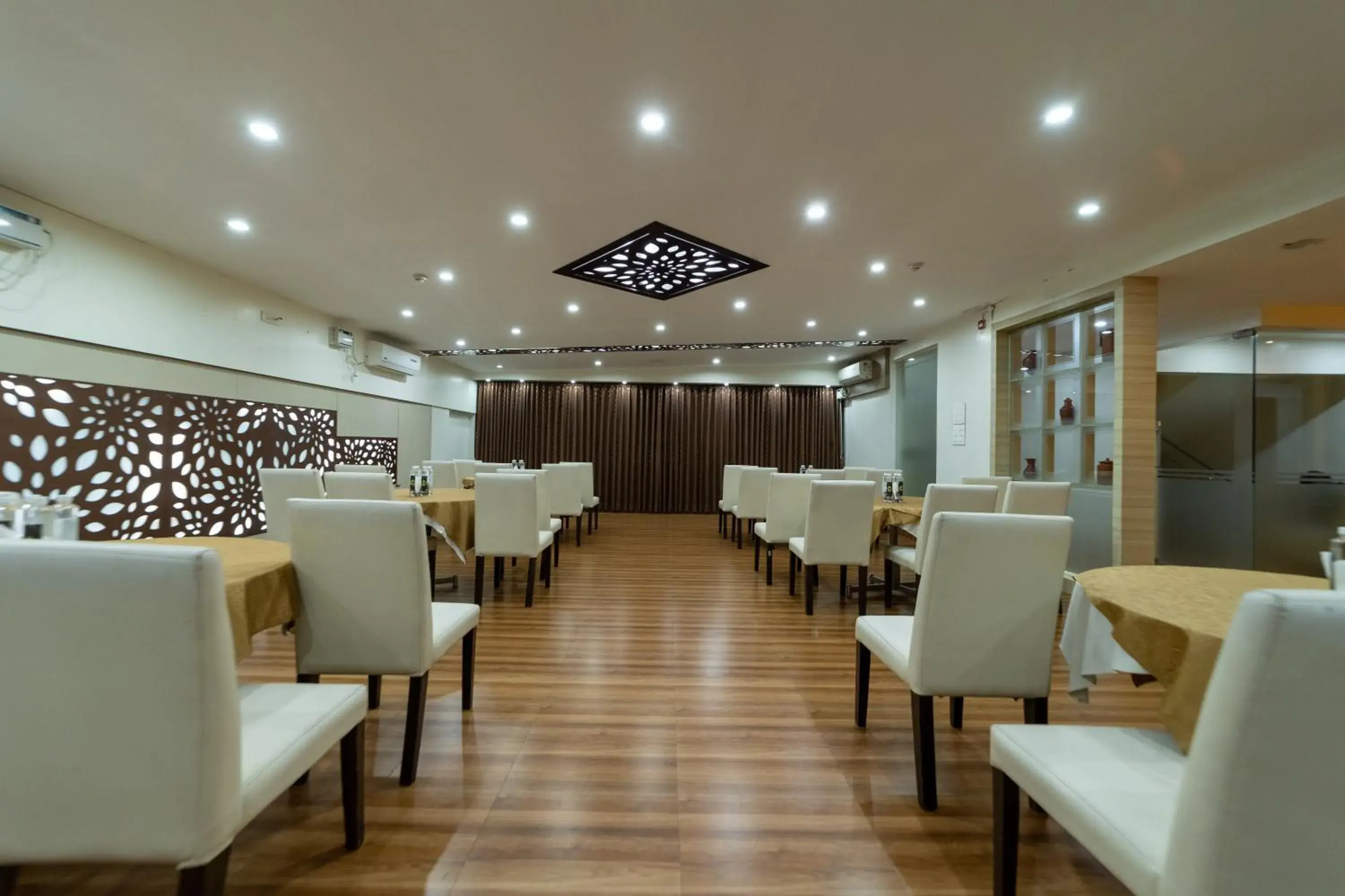 Restaurant/places to eat in Tetrad Hotels - International Airport Road Hebbal Restaurant/places to eat in Tetrad Hotels - International Airport Road Hebbal