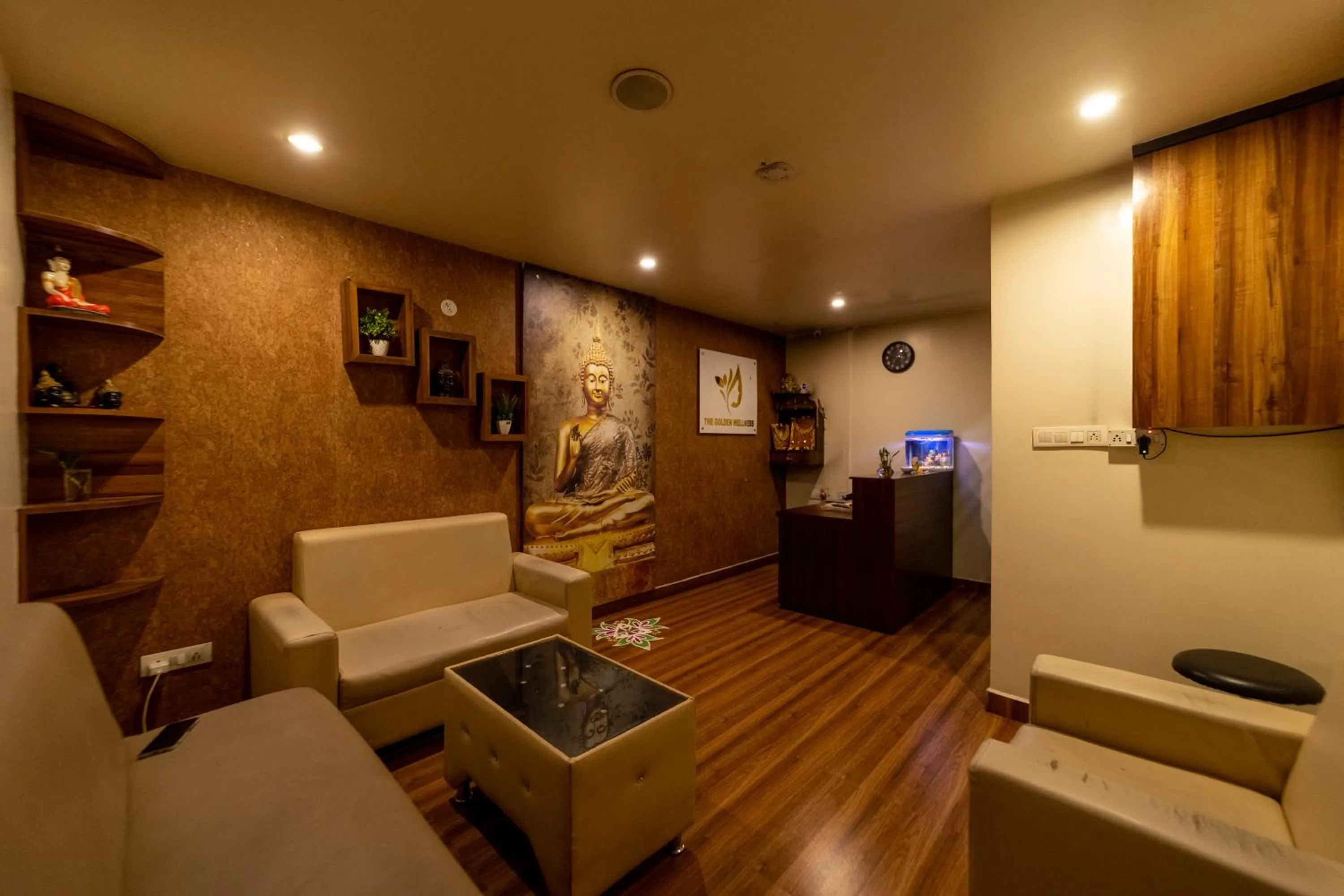 Communal lounge/ TV room in Tetrad Hotels - International Airport Road Hebbal