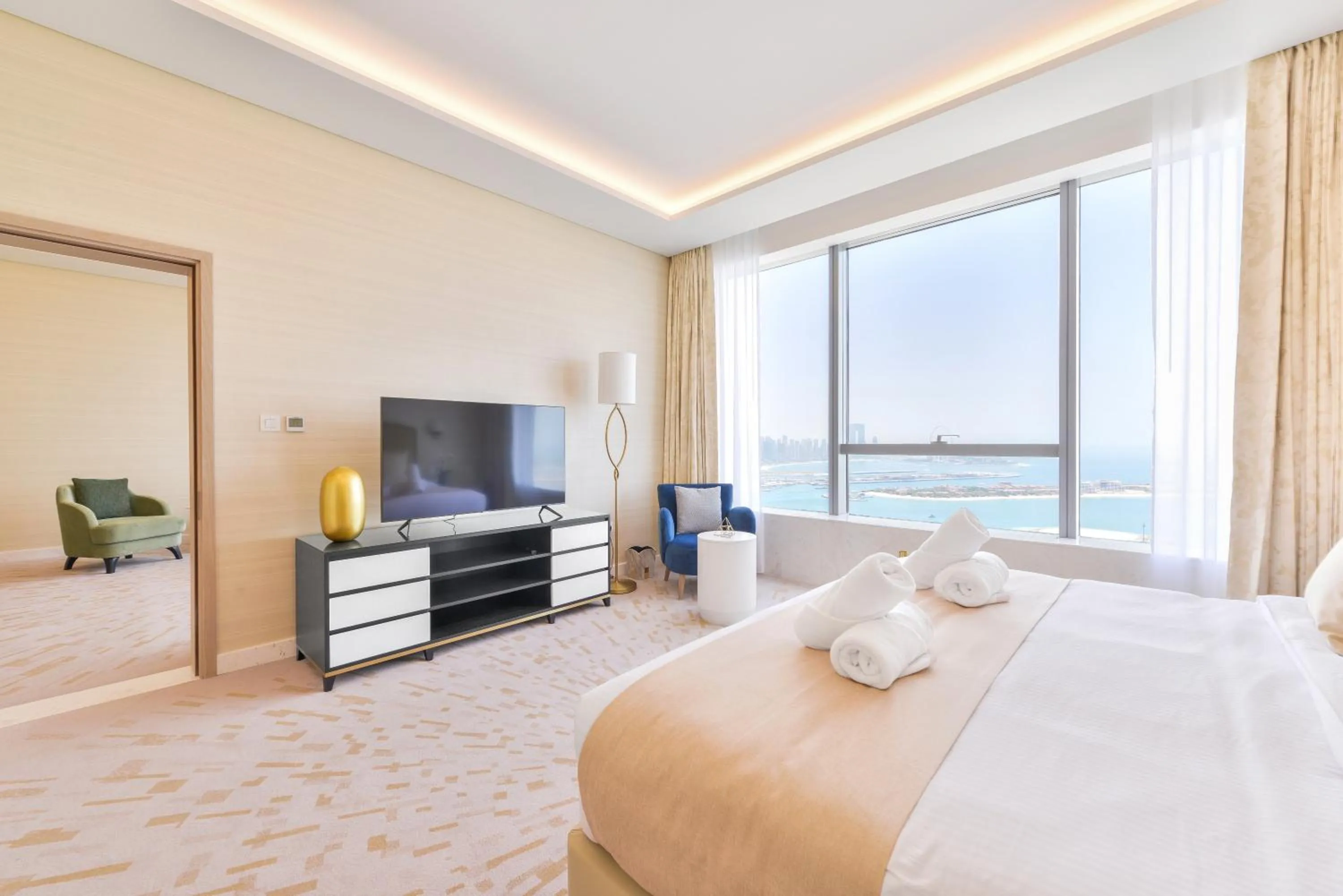 Bedroom, Bed in Ultra Luxury Palm Tower with Shared Hotel Facilities