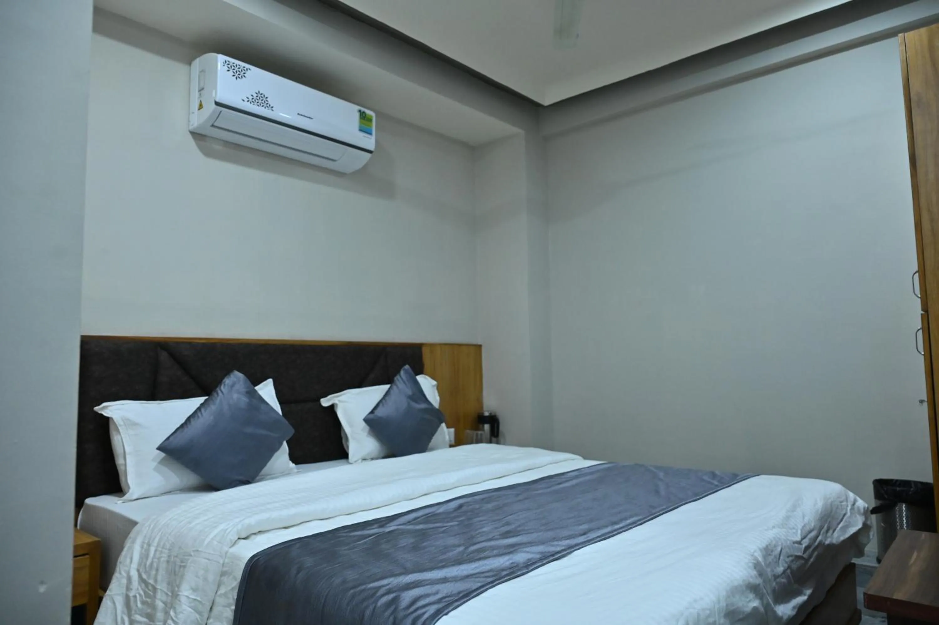 Bedroom, Bed in HOTEL SURY VILLA