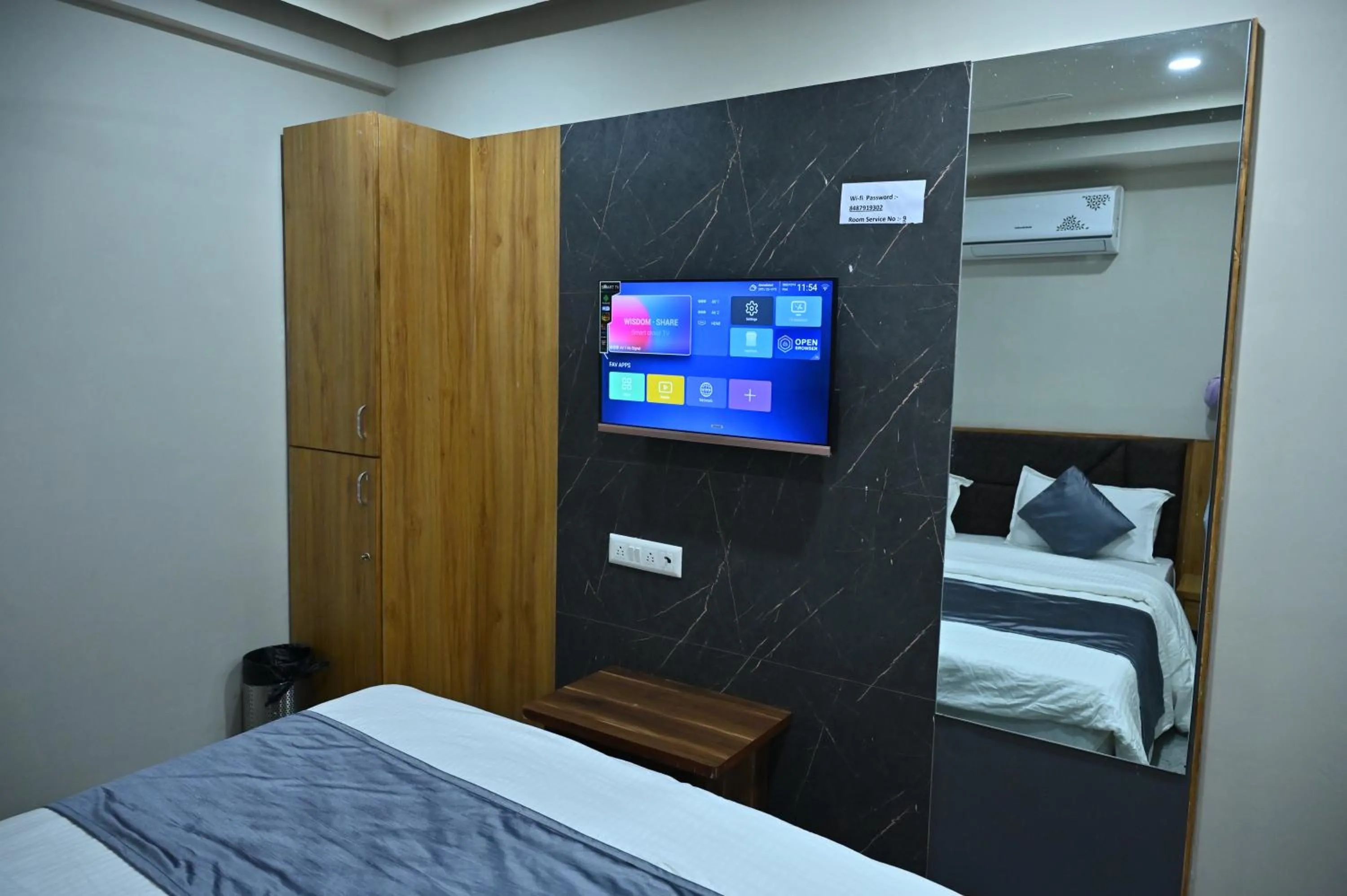 Communal lounge/ TV room, Bed in HOTEL SURY VILLA